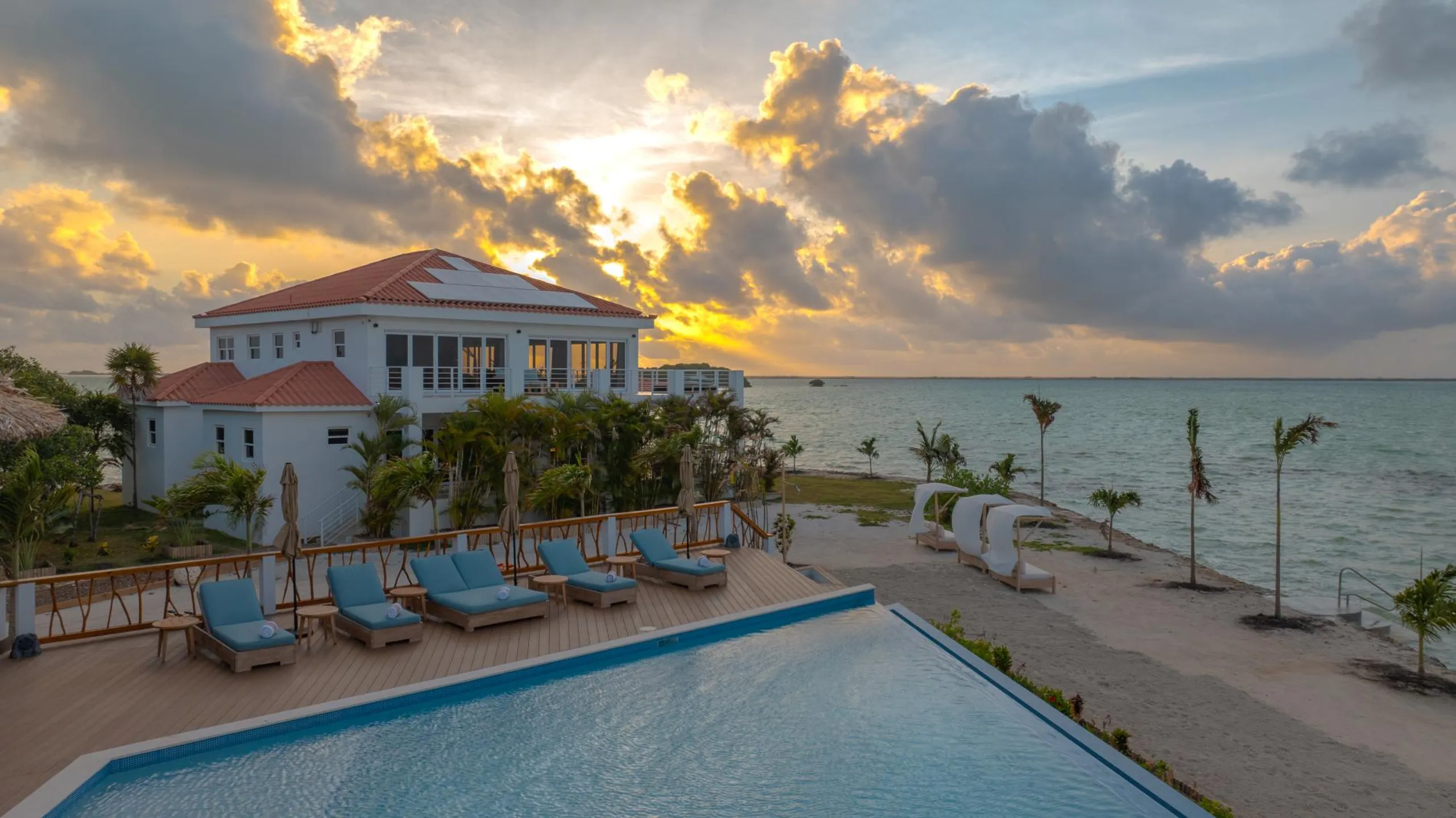 All-Inclusive Belize Island Oasis with Villas, Chef, Cocktails & Water Adventures — photograph 2