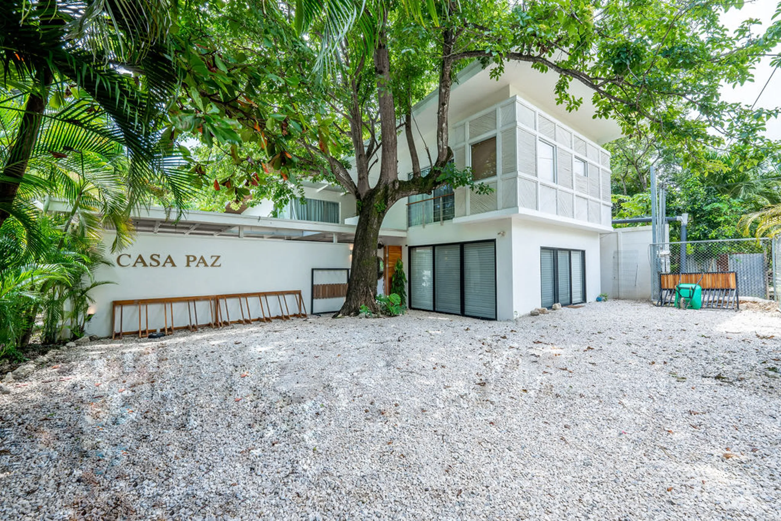 Spacious & Chic Villa with Private Pool, and Steps from Surf & Vibrant Town Life — photograph 7