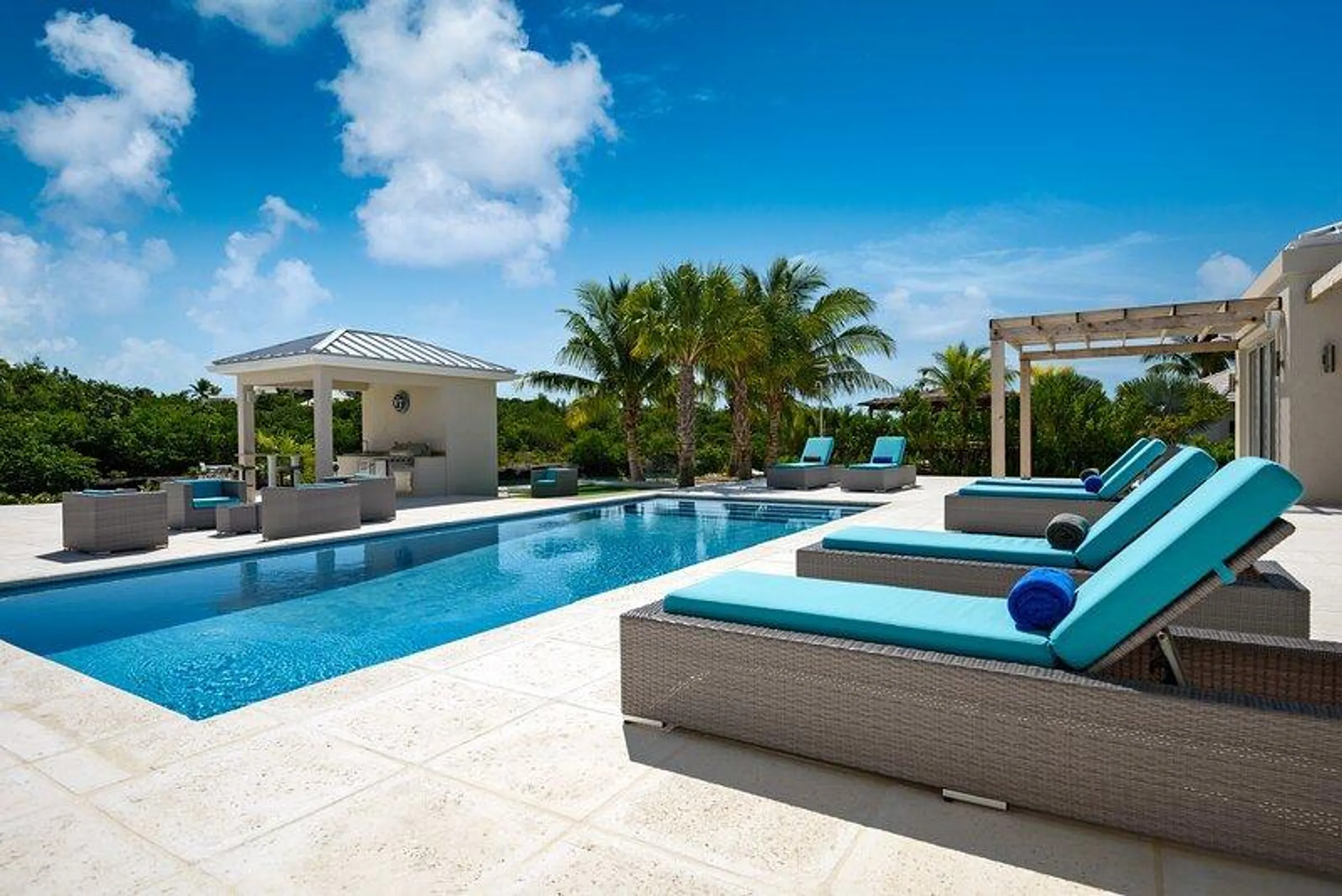 Awe-Inspiring Canal-Side Villa in Turks and Caicos with a Modern Island Flair — photograph 11