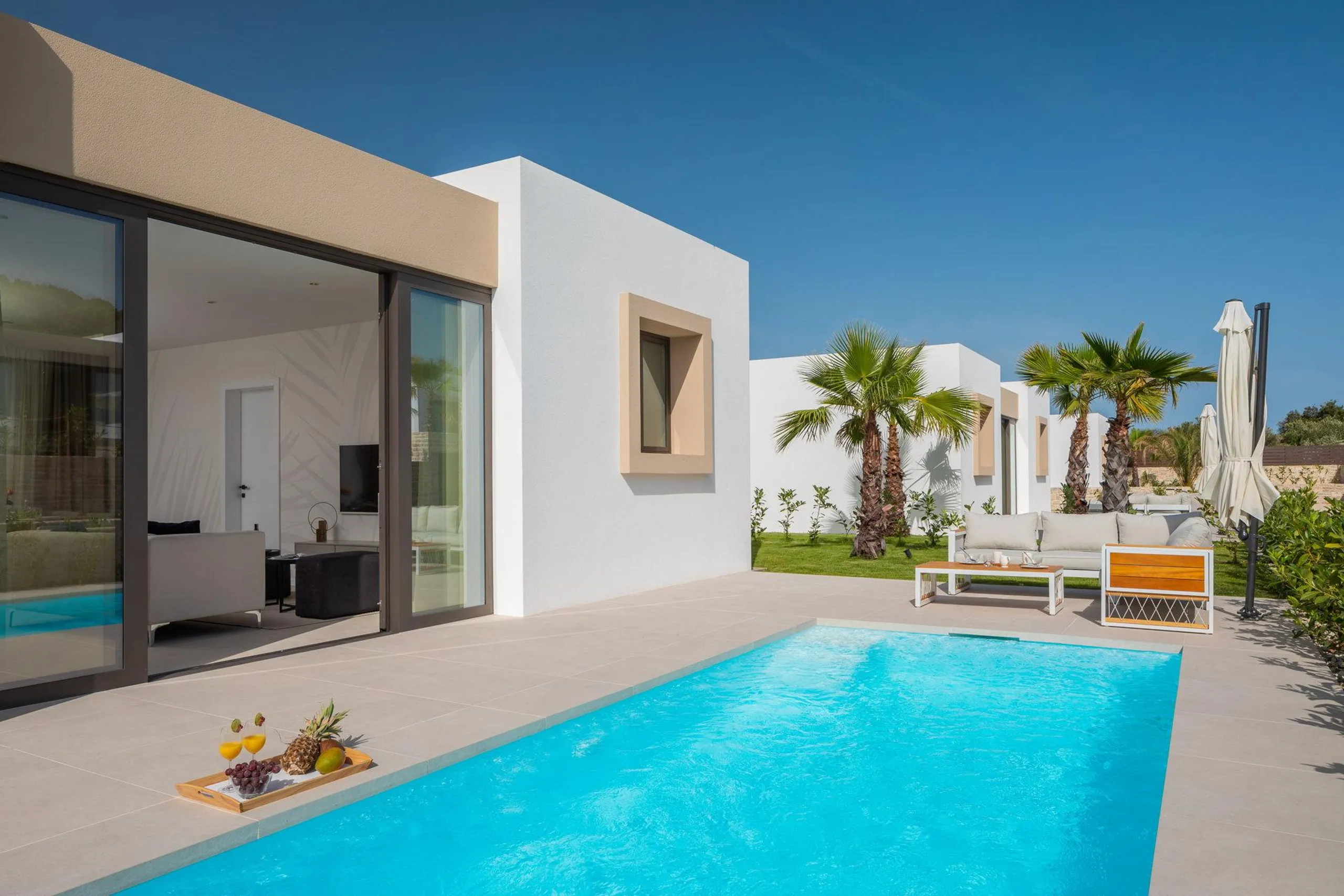 Gleaming Modern Villa with Pool and Sea Views — photograph 5