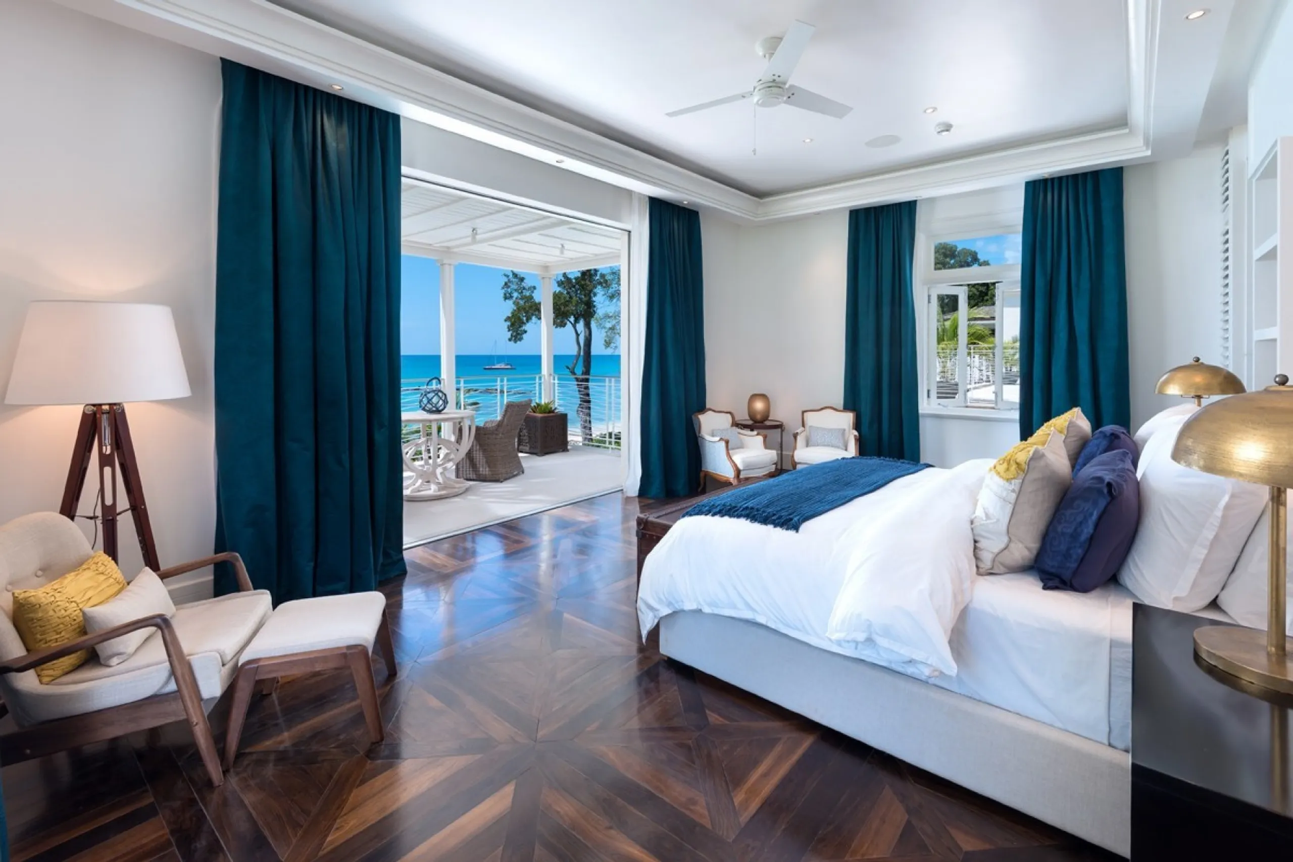 Sophisticated Contemporary Villa with Private Pool and Beach Views — photograph 8