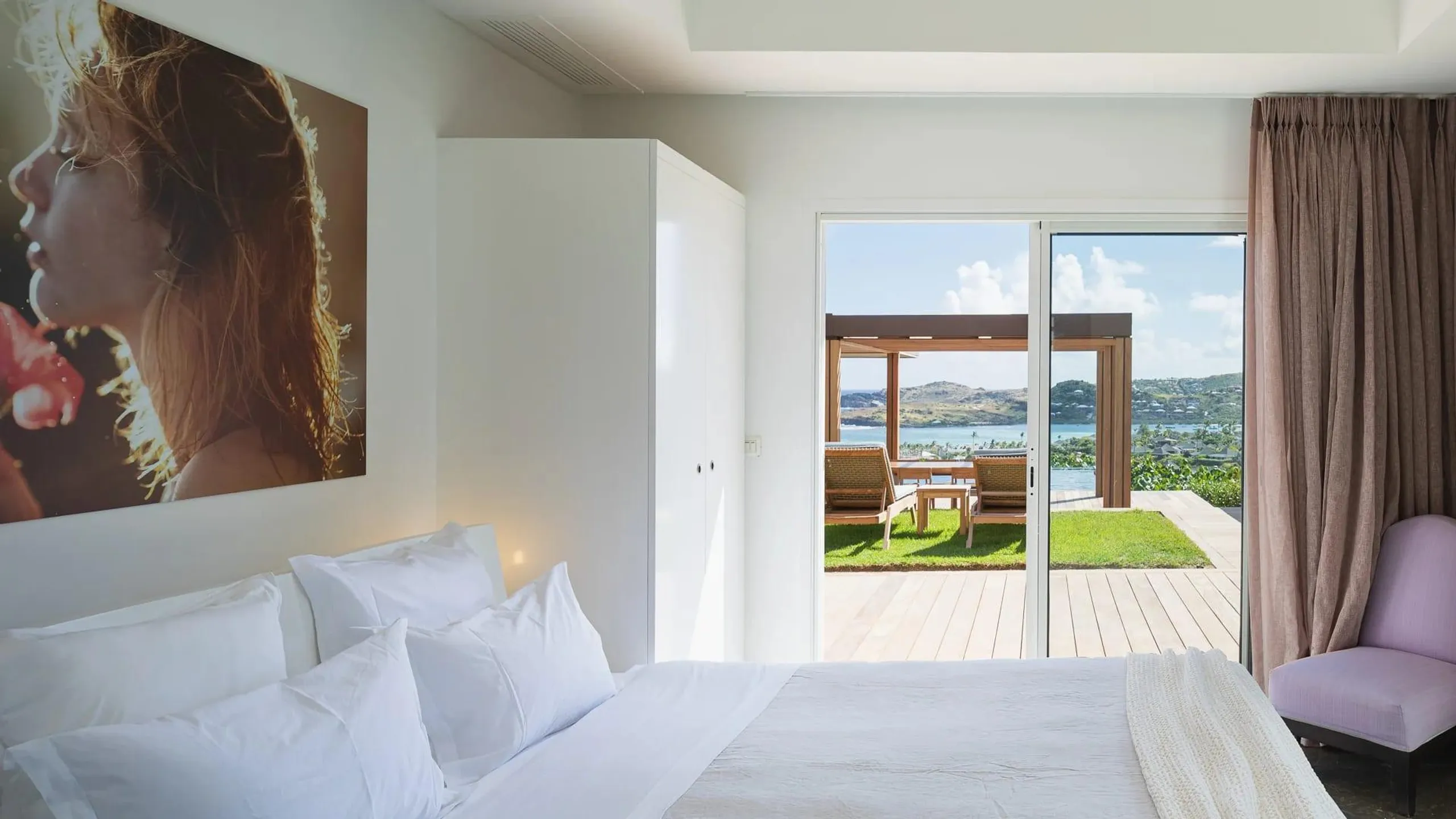 Luxurious Oceanfront Villa with Infinity Pool and Panoramic Marigot Bay Views — photograph 3