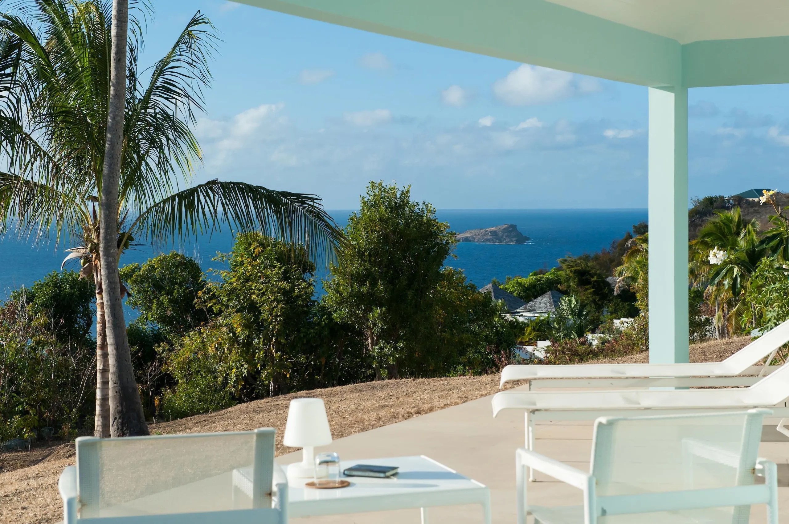 Classical Ocean View Villa with Infinity Pool and Sweeping Ocean Views — photograph 6