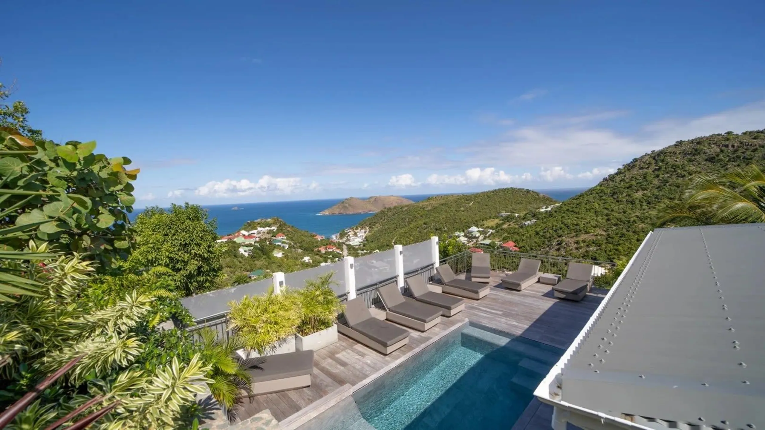 Stunning Oceanfront Villa with Waterfall Pool — photograph 10
