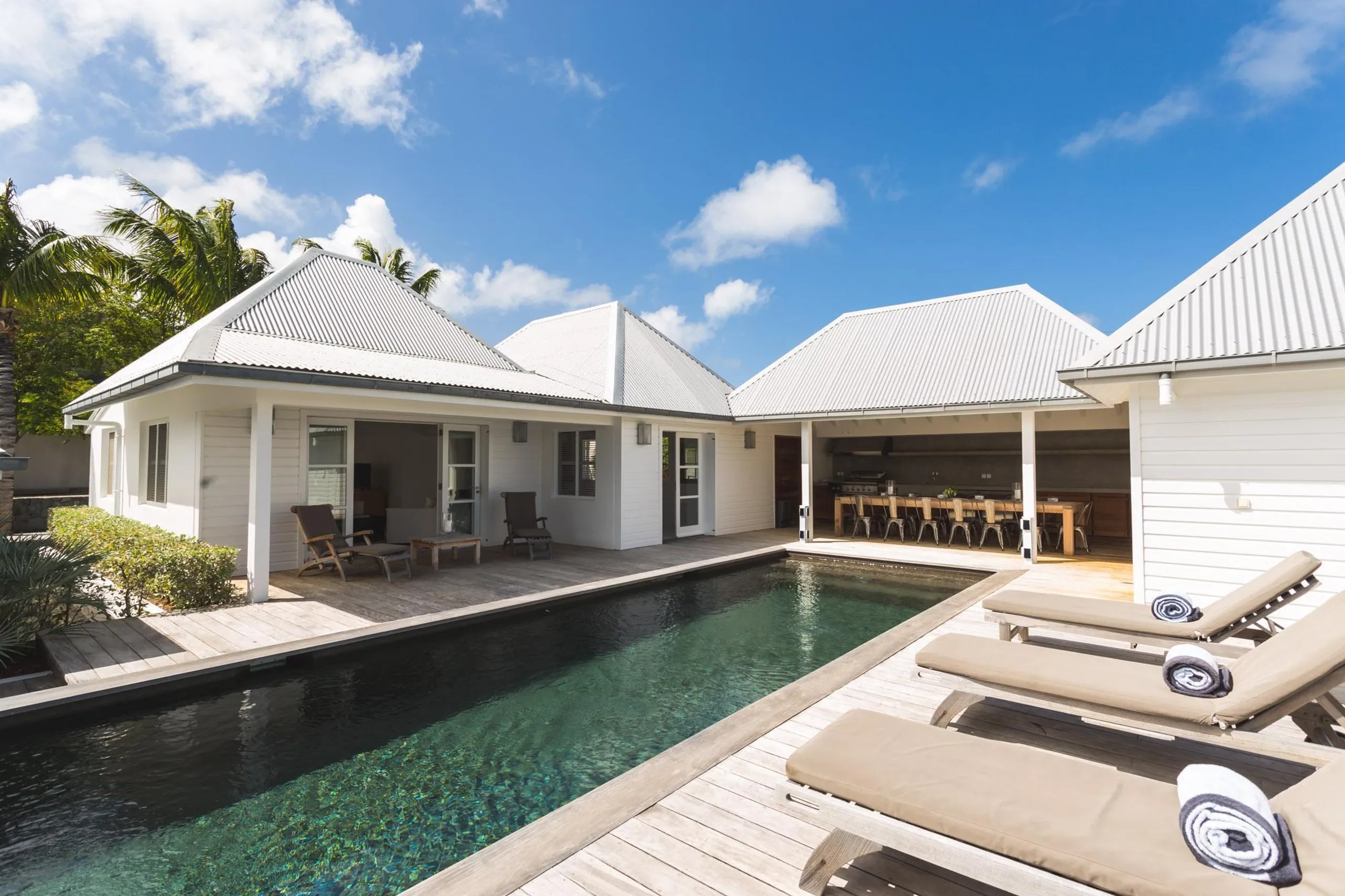 Chic Tropical Villa with Private Pool and Luxury Gazebo — photograph 2