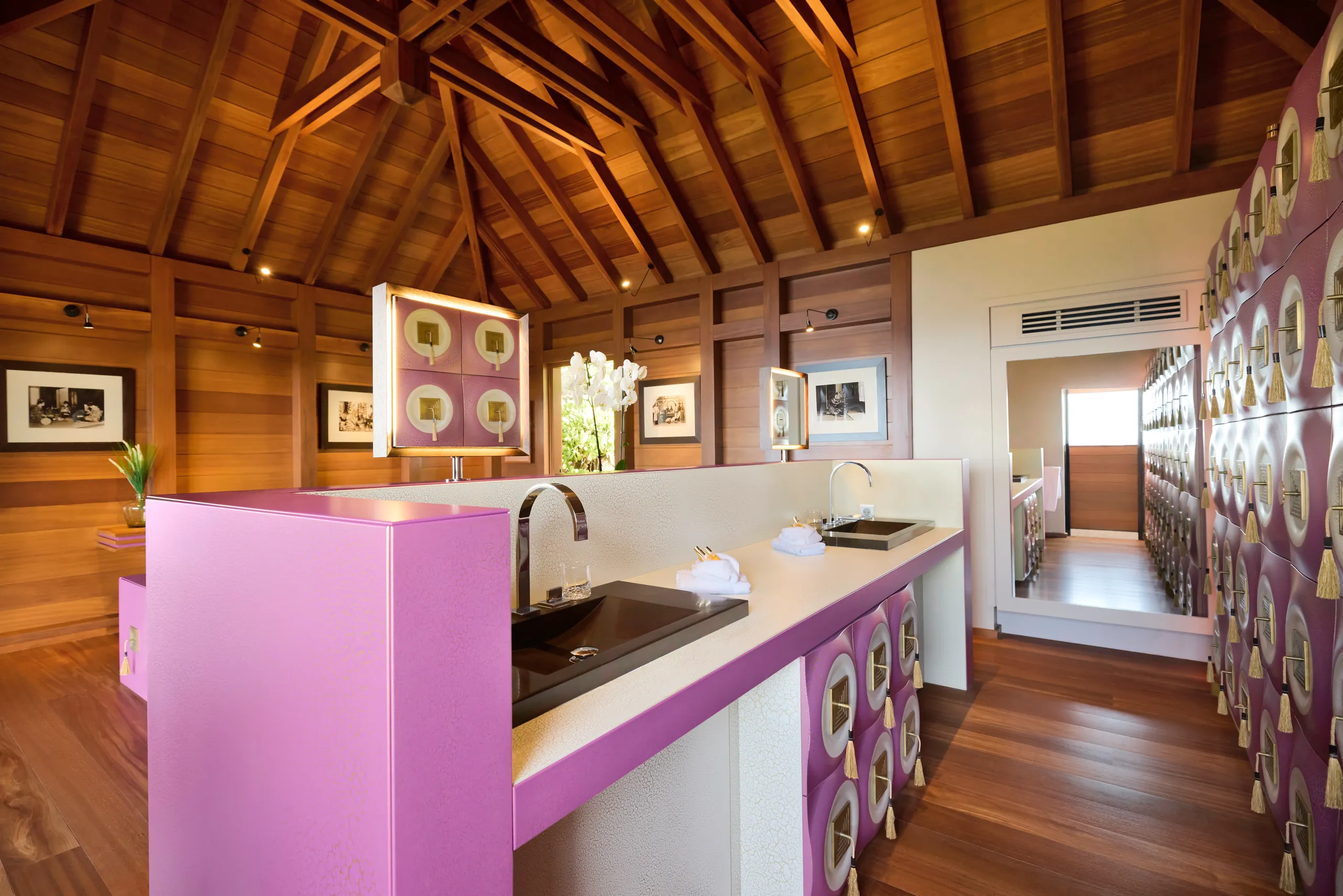 Opulent Marigot Bay Villa with Infinity Pool, Jacuzzi & Private Bungalows — photograph 10