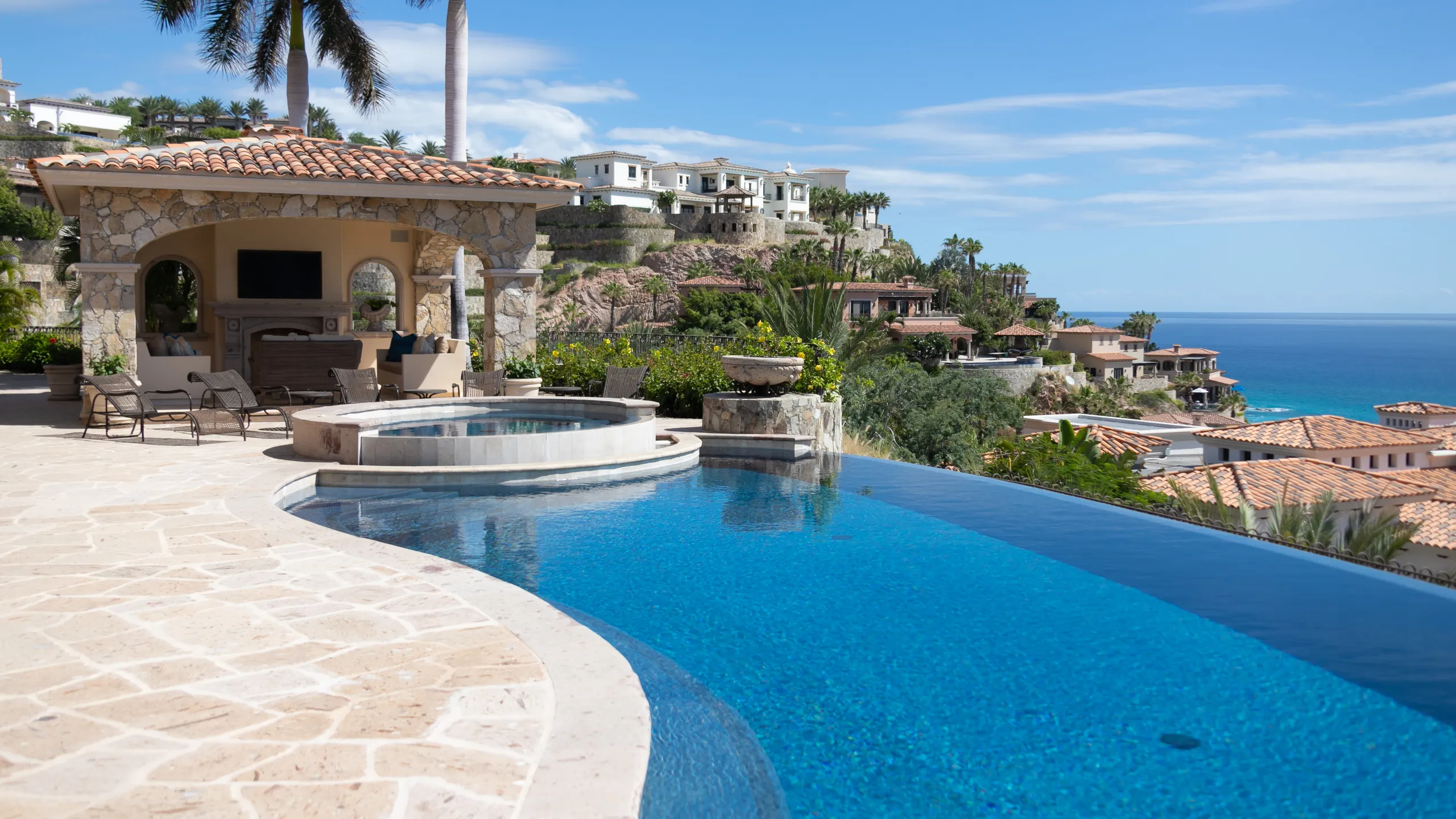 High-End Palmilla Villa with Infinity Pool and Stunning Waterfront Views — photograph 3