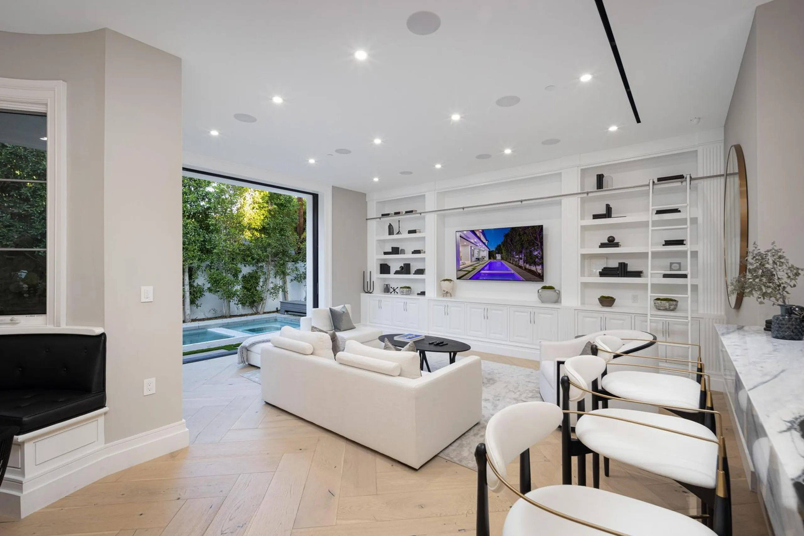 Modern West Hollywood Estate with Incredible Pool — photograph 4