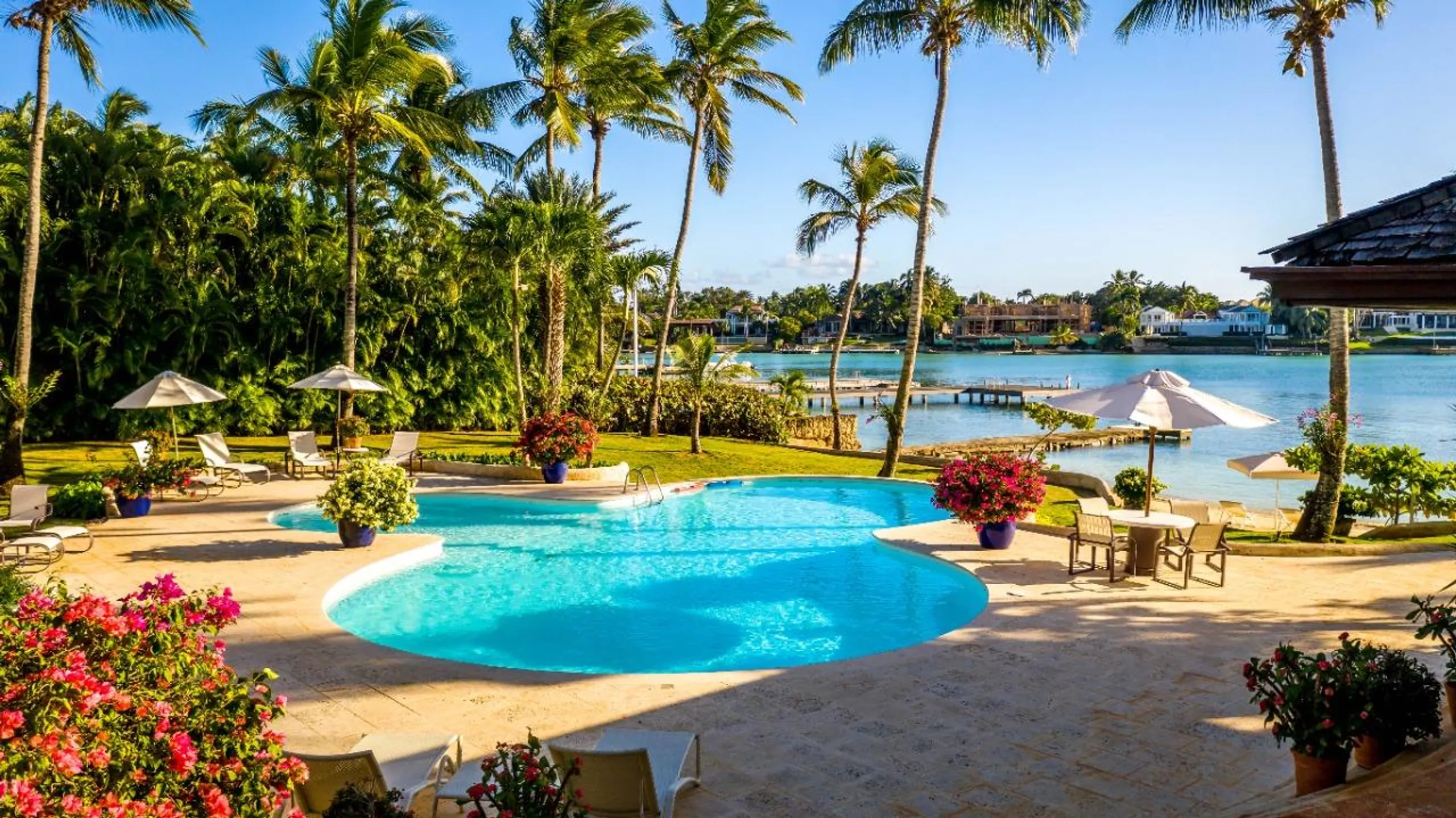Majestic Villa with Pool and Stunning Ocean Views — photograph 2