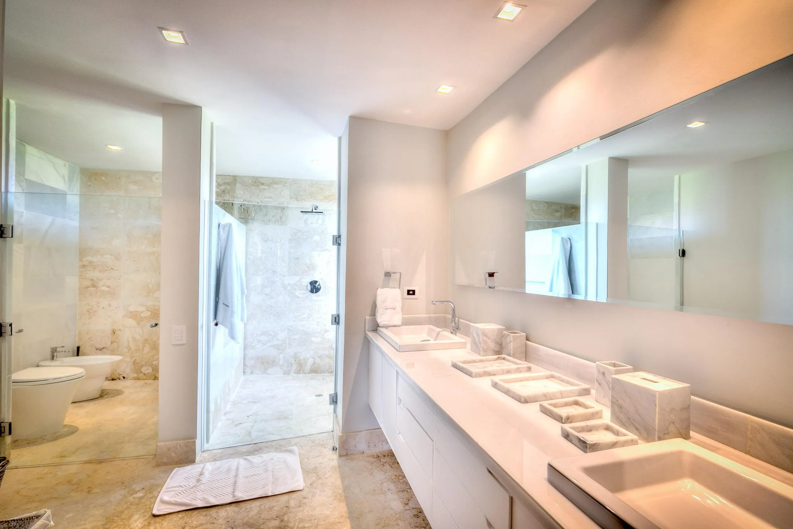 Majestic Six-Bedroom Villa with Pool, Jacuzzi, and Private Beach Access — photograph 8