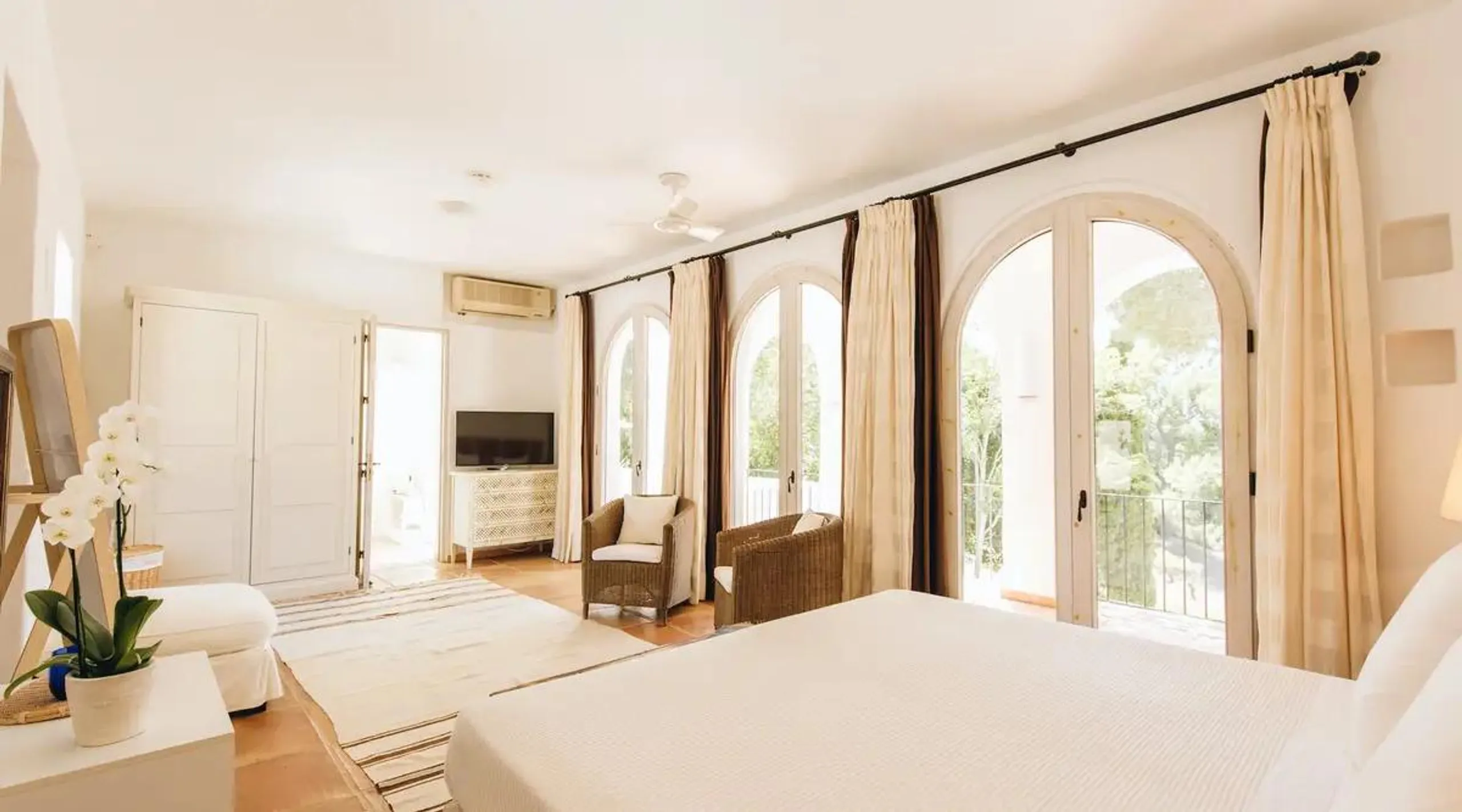 Idyllic Ibiza Retreat with Invigorating Pool and Dining Al-Fresco — photograph 12