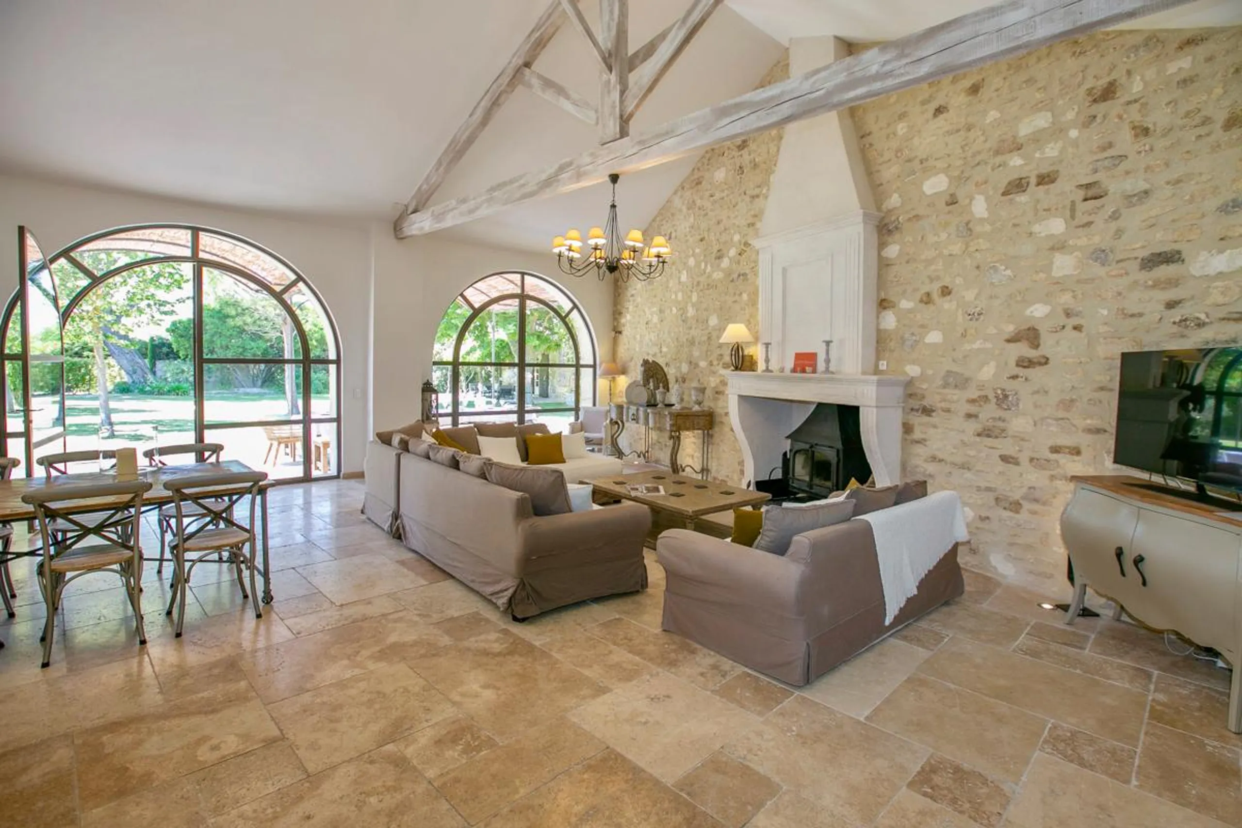 Opulent Provence Villa with Private Heated Pool, and Extensive Gardens — photograph 6