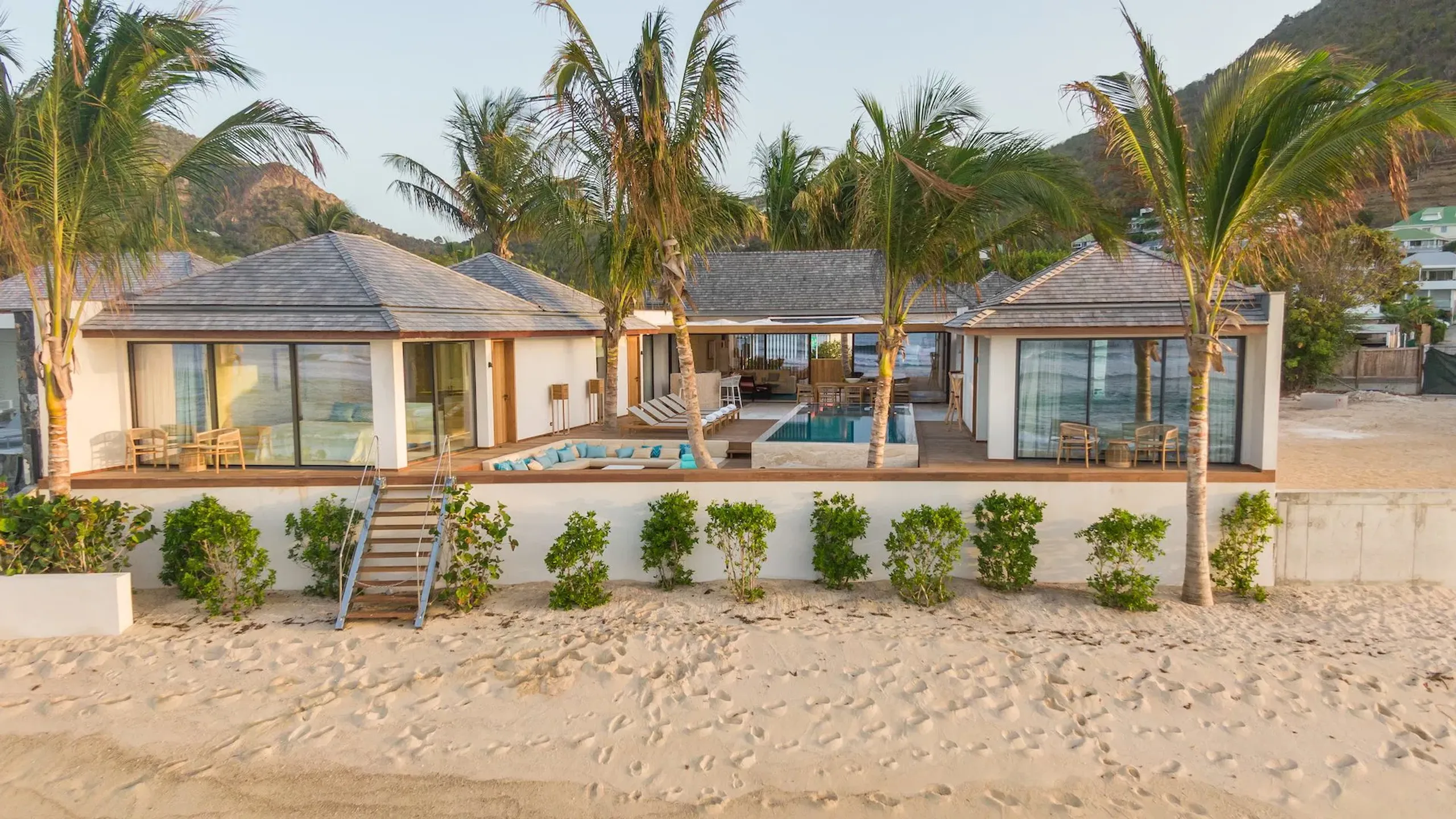 Beachside Paradise Luxe Villa in Lorient with Private Heated Pool, Lorient