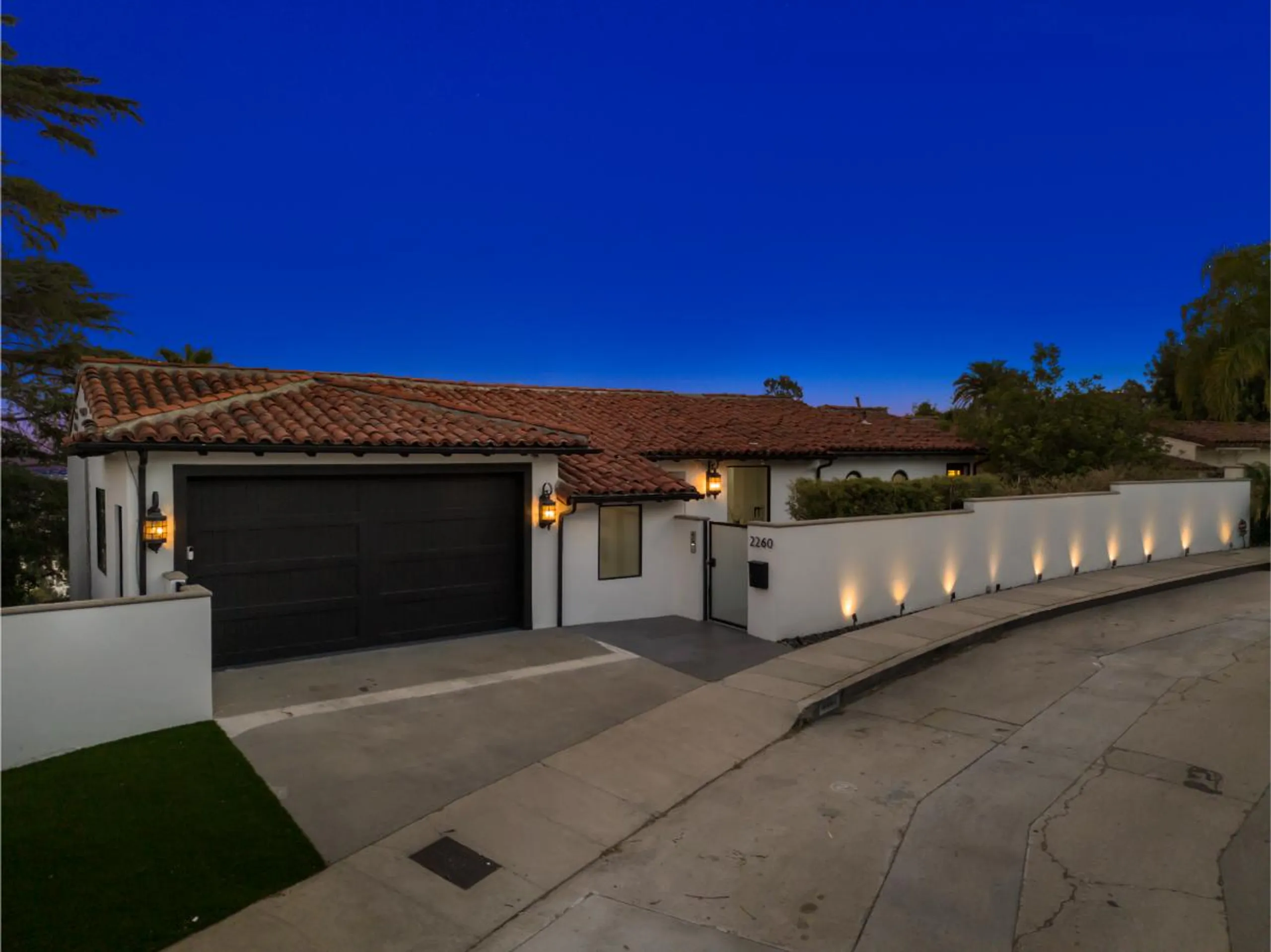 Magnificent Hollywood Hills Estate with Invigorating Pool — photograph 5