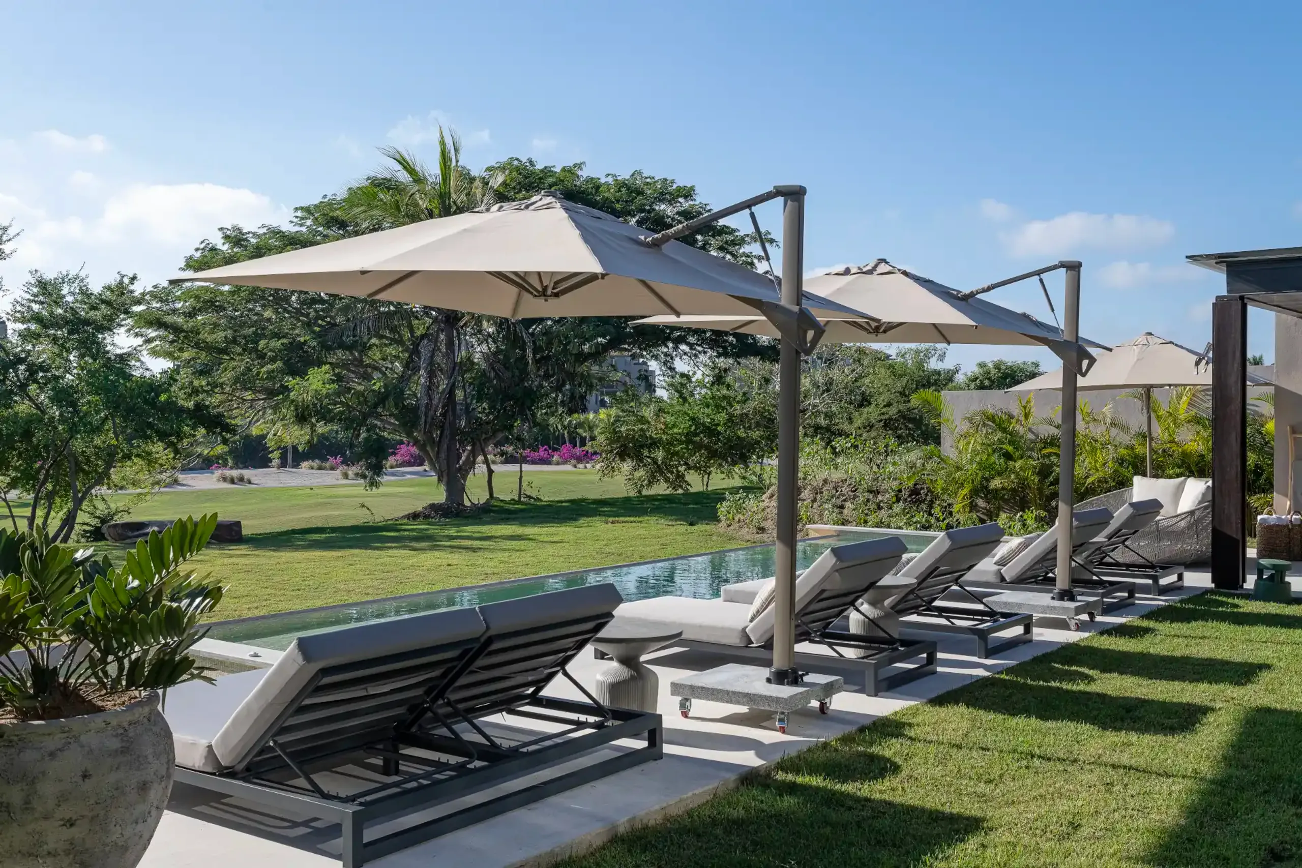 Elegant Porta Fortuna Villa with Private Pool, Jacuzzi & Panoramic Vistas — photograph 3