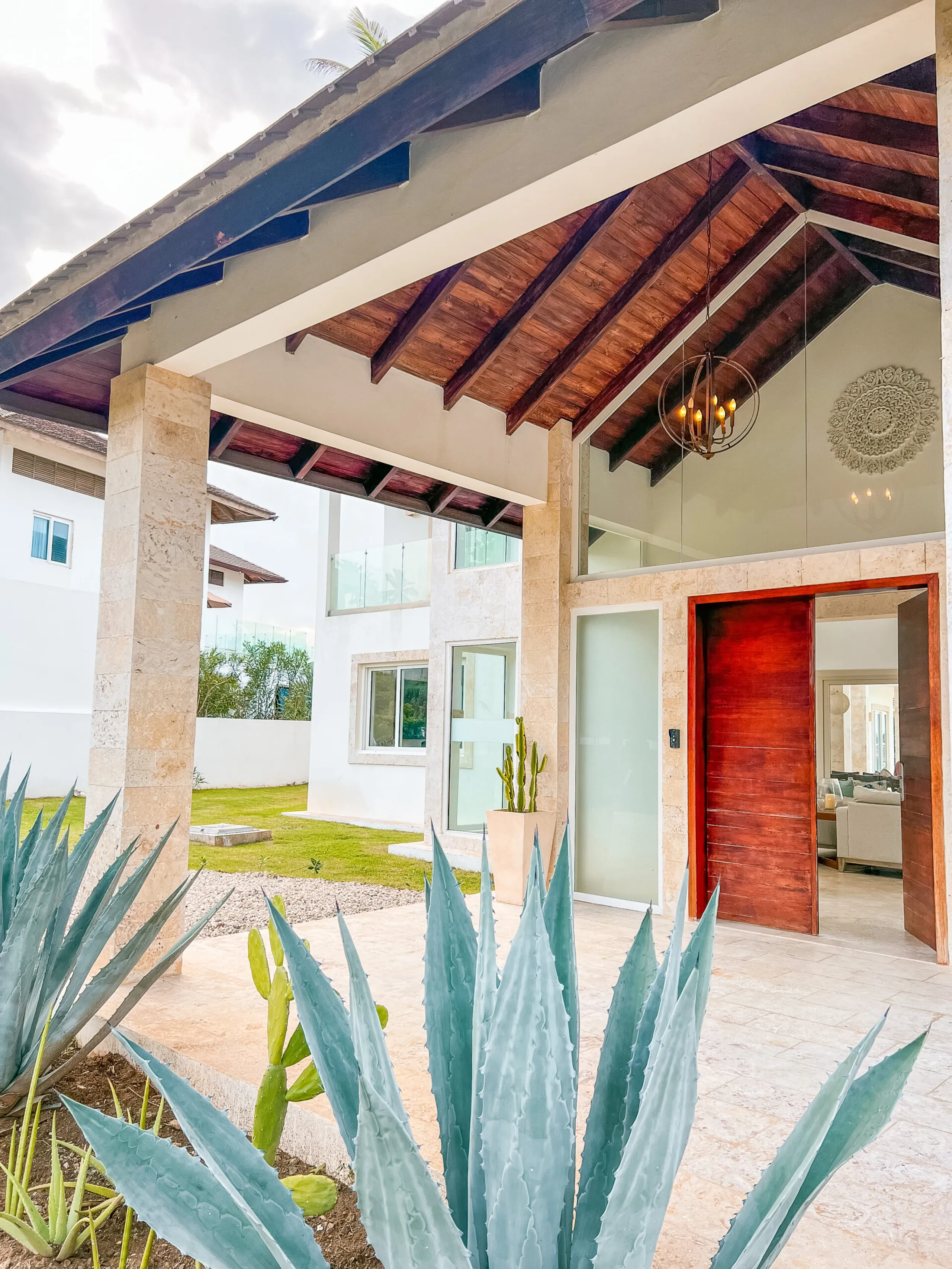 Elegant Retreat in Puerto Plata with Infinity Pool, Garden and Private Heliport — photograph 9