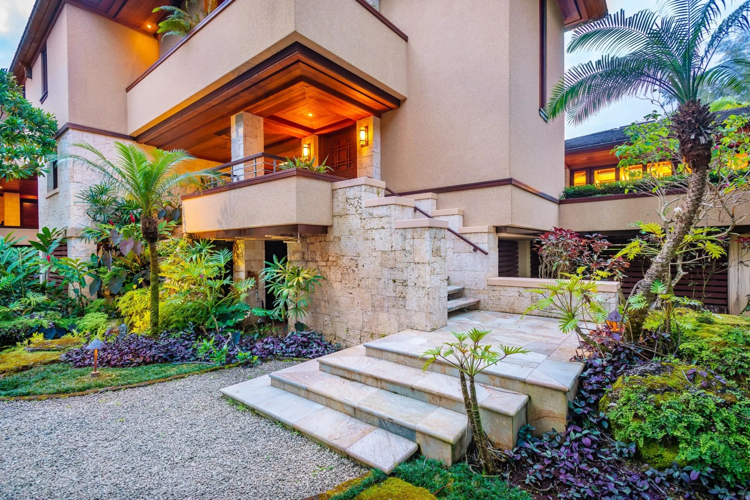 Enchanting Oceanfront Villa with Panoramic Views of Panini Beach Hawaii — photograph 6