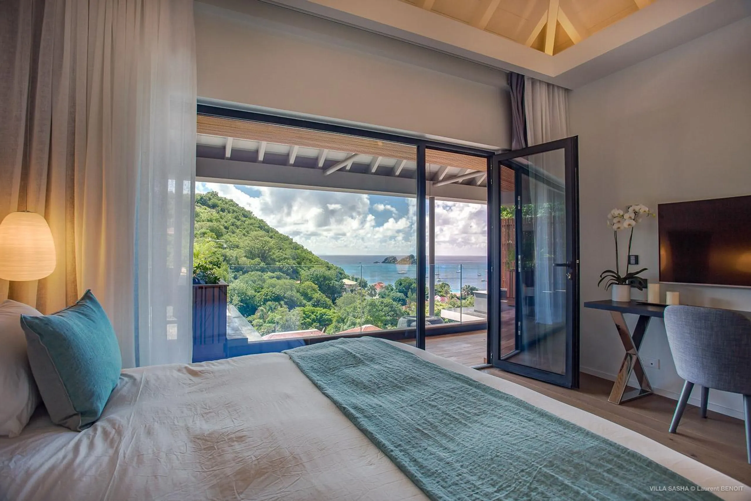 Stylish Oceanside Estate with Infinity Pool and Walks to Beach — photograph 8