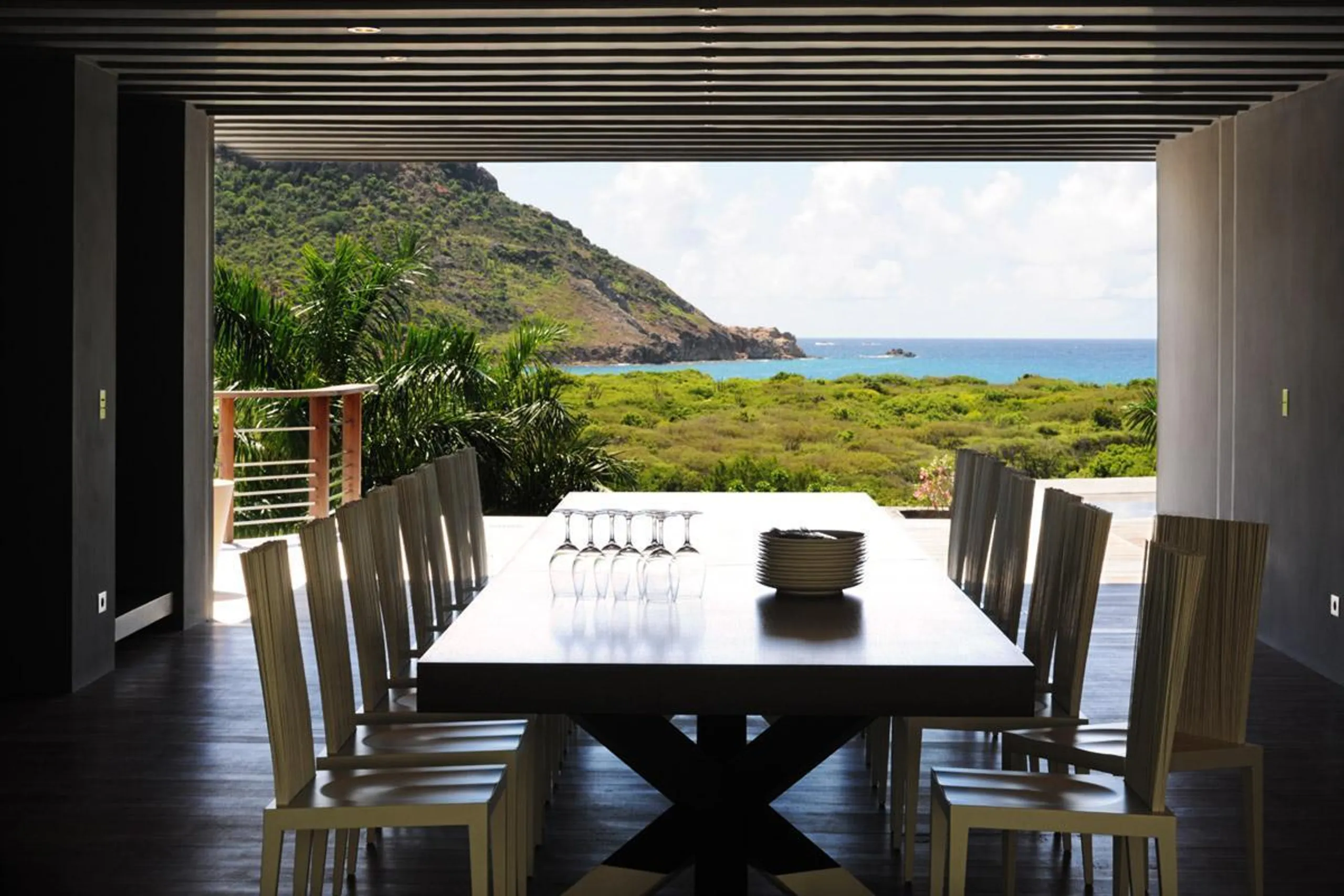 Exquisite Luxury Estate with Private Pool and Fitness Room — photograph 4