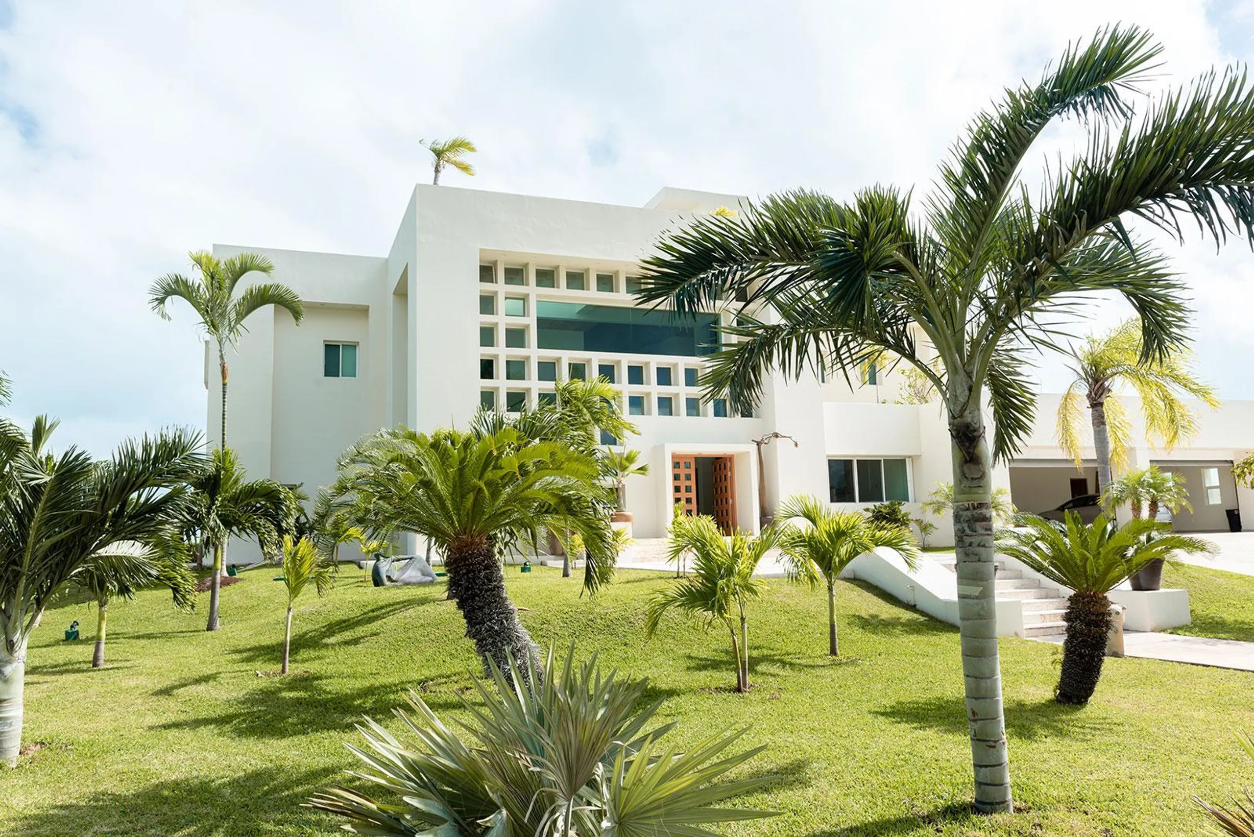 Pristine Facade Oasis with Ocean-Facing Pool — photograph 3