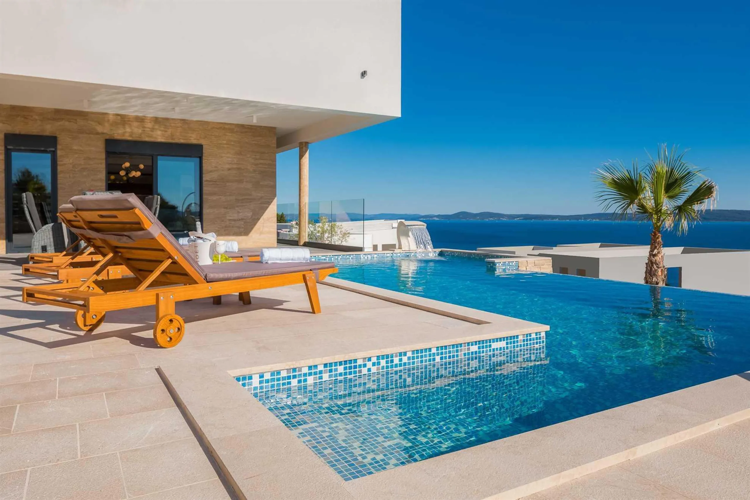 Resplendent Villa with Pool, Jacuzzi, Sauna and Sea Views — photograph 6