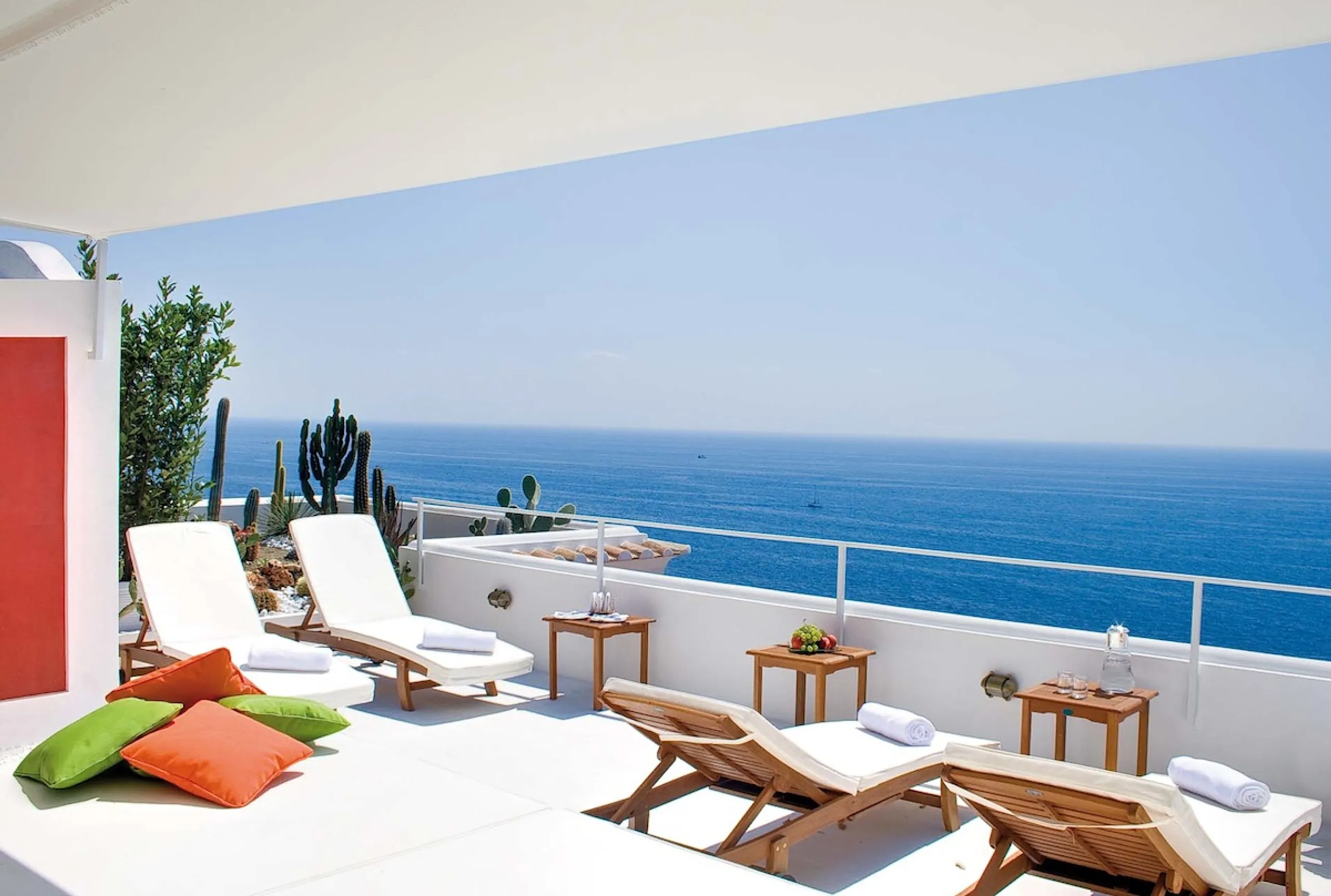 Refined 5BR Retreat with Indoor Pool and Panoramic Sea Views — photograph 2