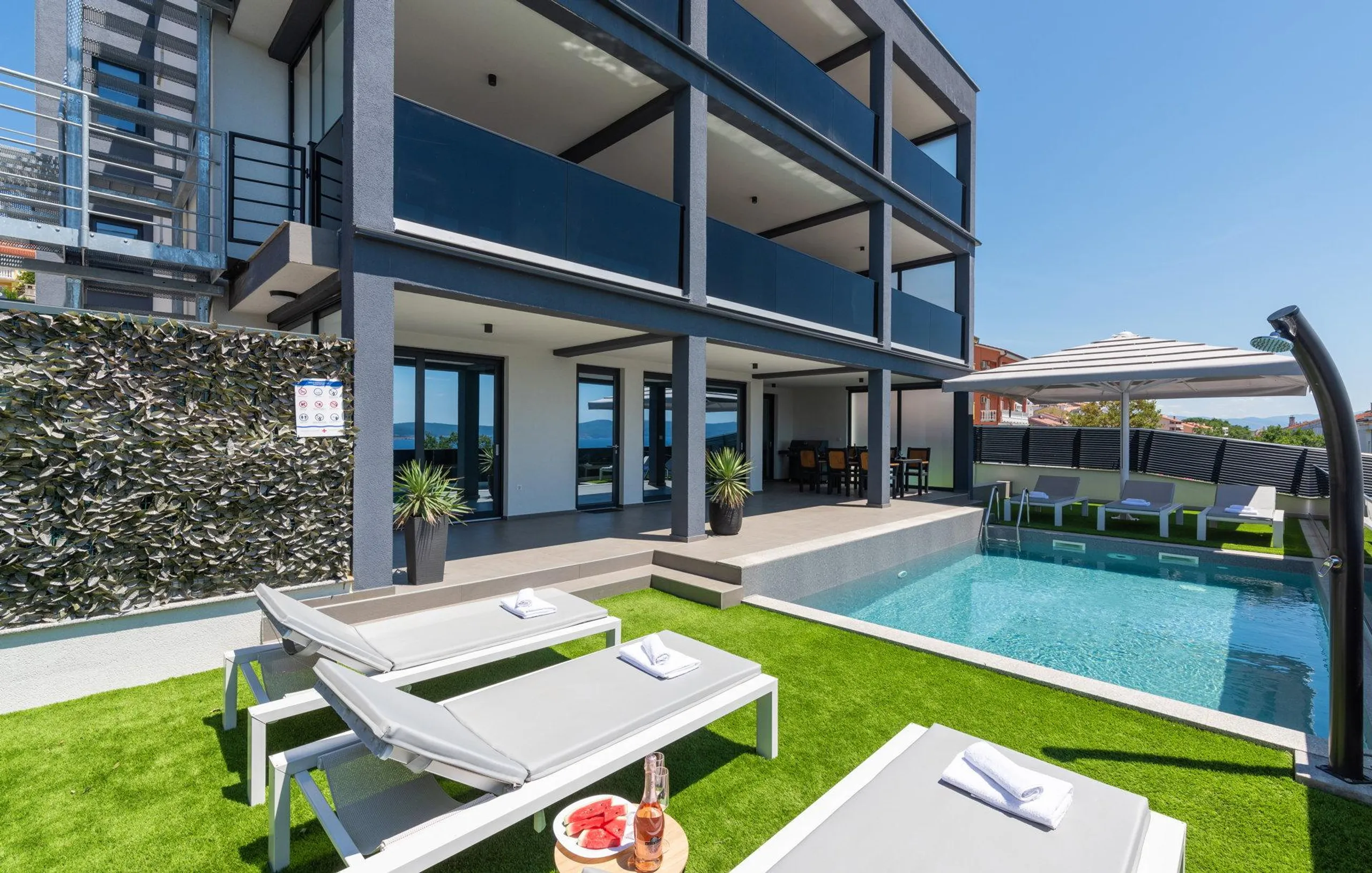 Sensational Villa with Heated Pool and  Enchanting Sea — photograph 2