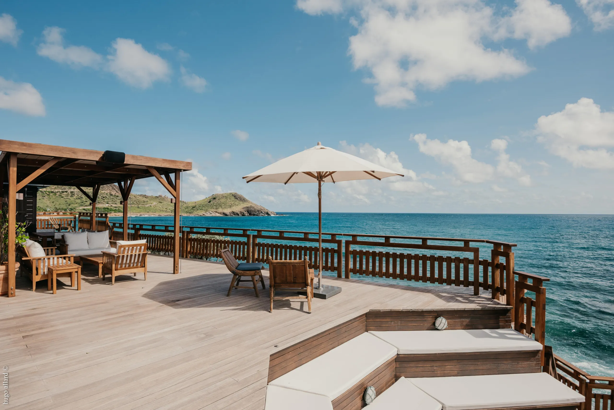 Majestic Oceanside Villa with Invigorating Pool — photograph 8