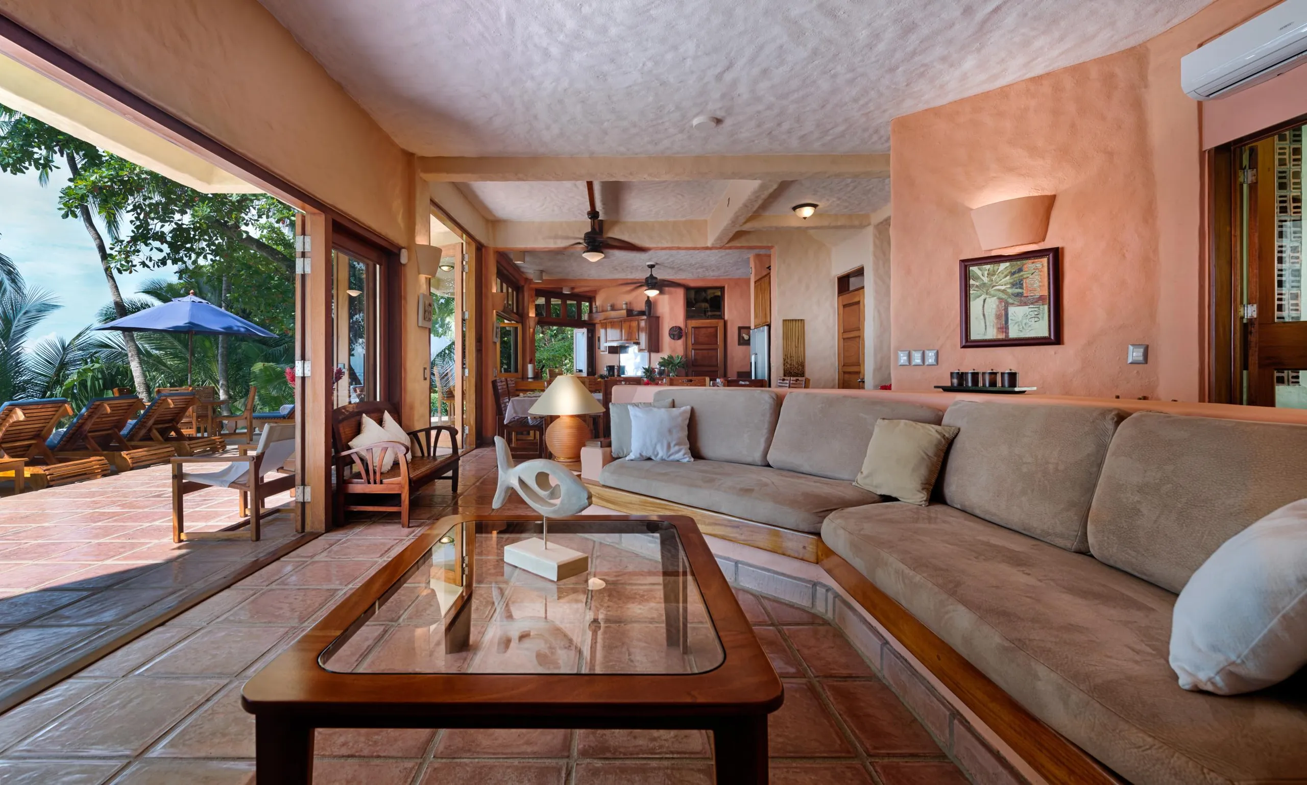 Whispering Waves Luxury Retreat with 6BR-Infinity Pool and Walks to Beach — photograph 4