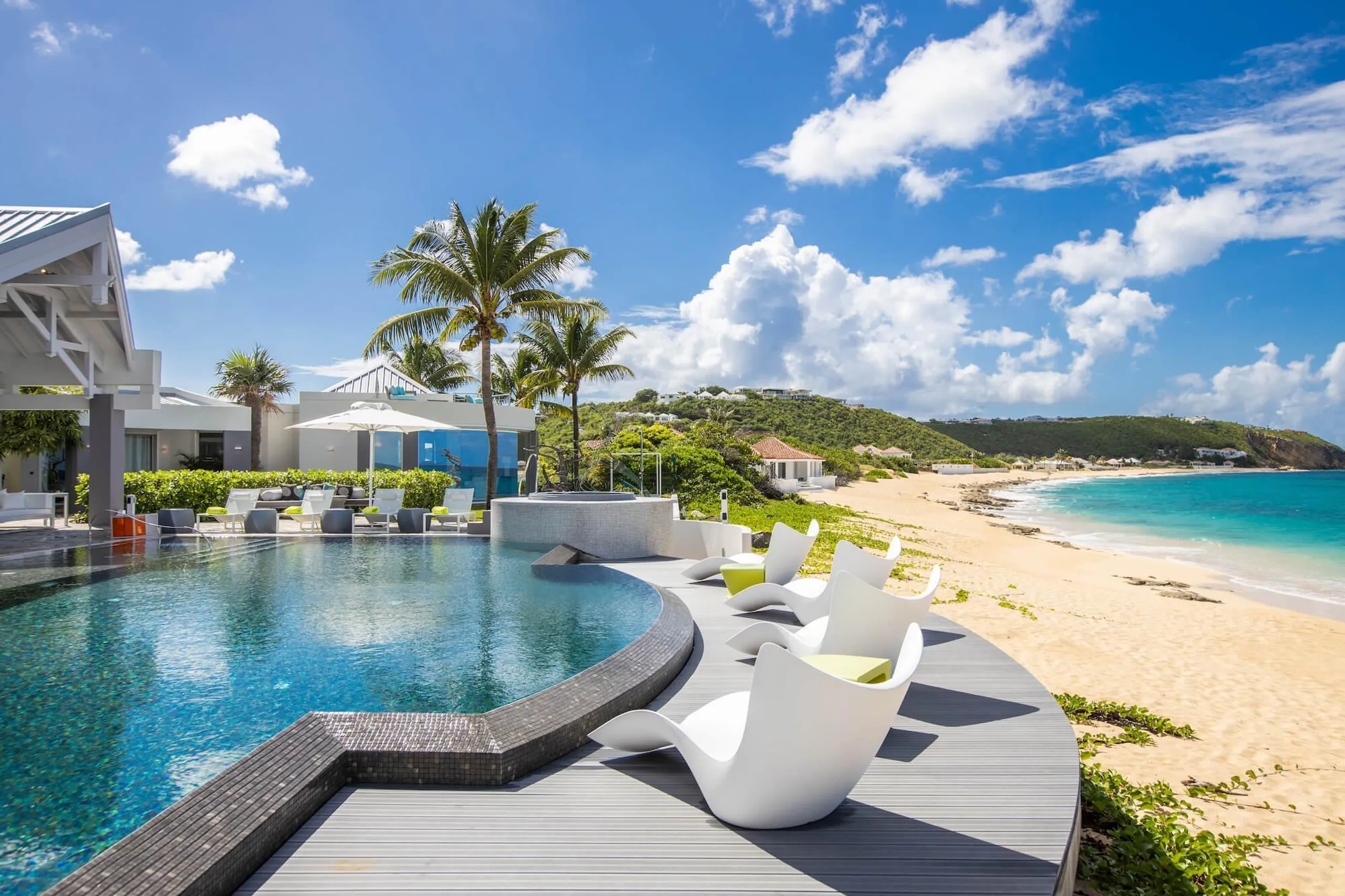 Exclusive Modern Contemporary Beachfront Estate with Infinity Pool — photograph 3