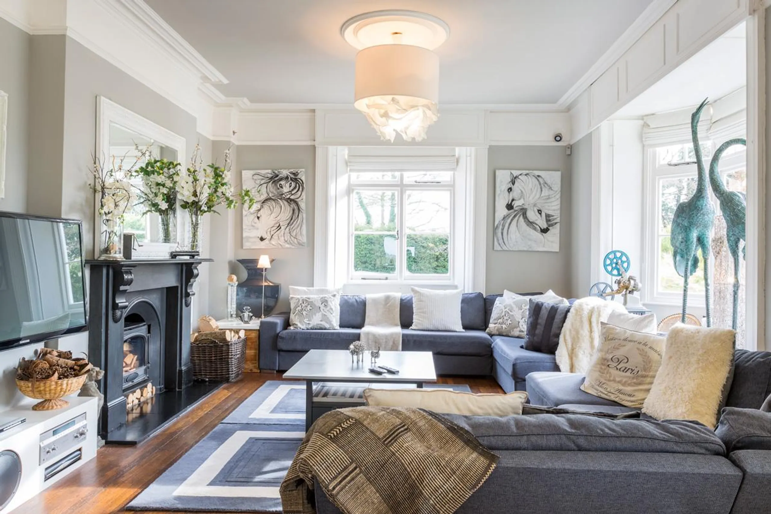 Indulgent  Villa with Private Pool and Overlooking Painswick Hillside — photograph 6