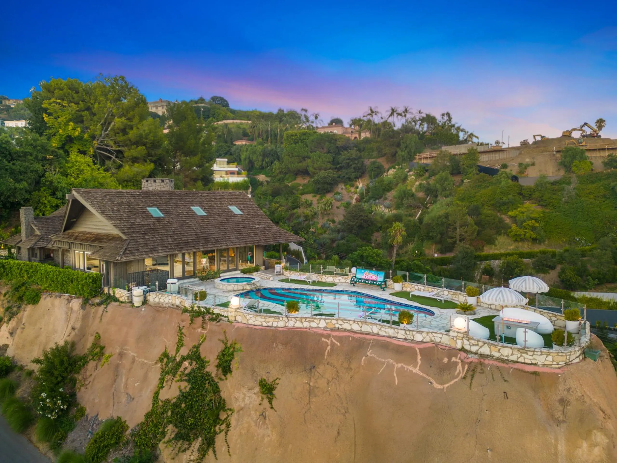Exquisite Treehouse With Private Pool, Hot Tub and Panoramic Views — photograph 3