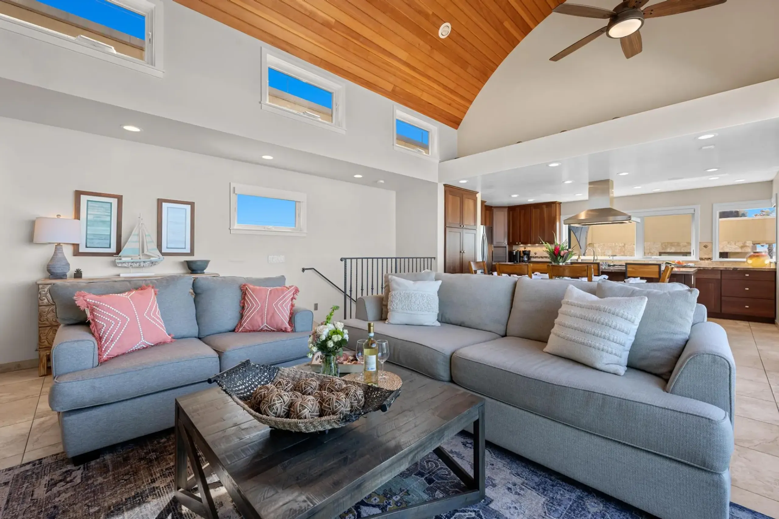 Chic Beachfront Escape with Panoramic Ocean Views — photograph 7
