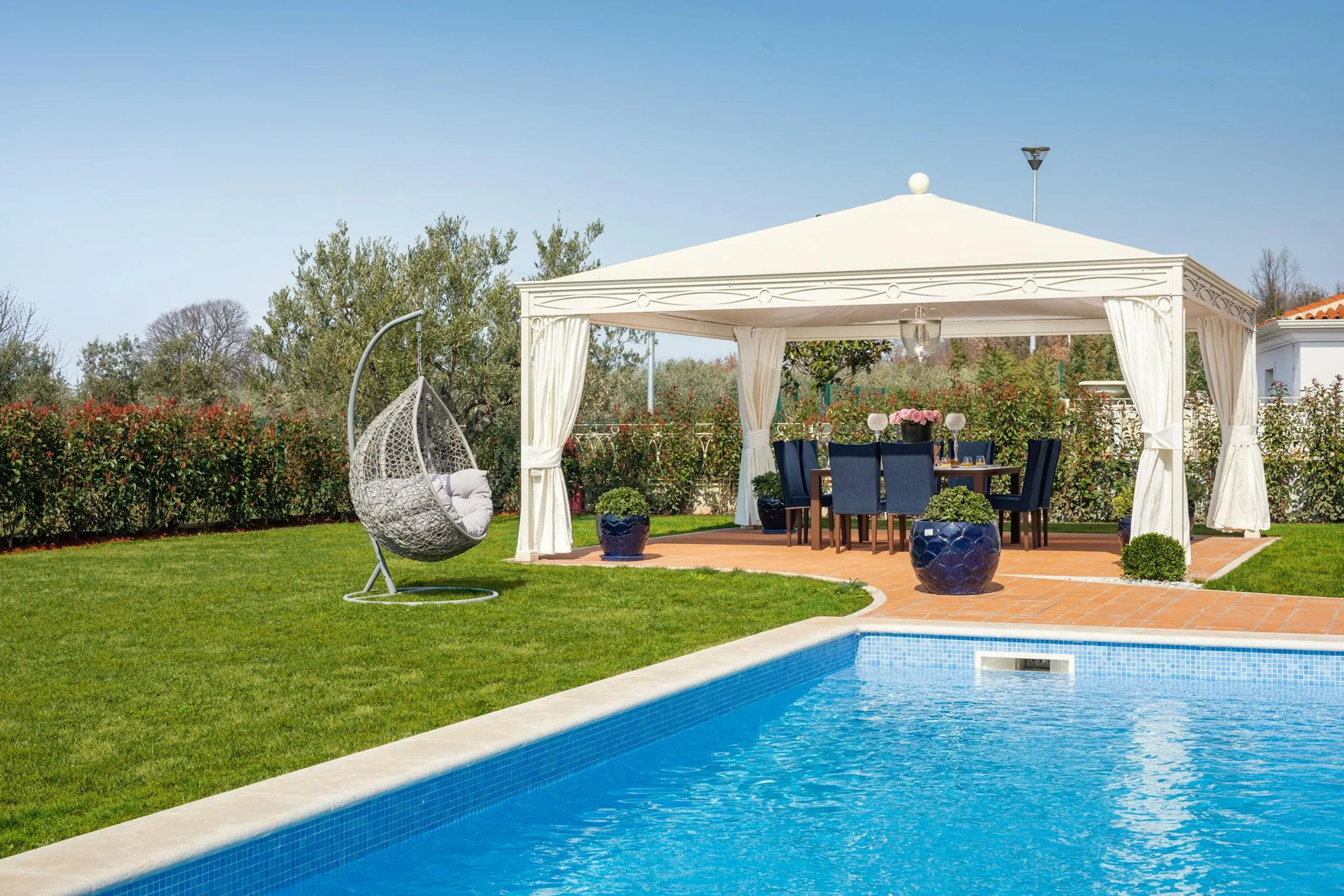 Palatial Gleaming White Villa with Private Pool a Scenic Views — photograph 4