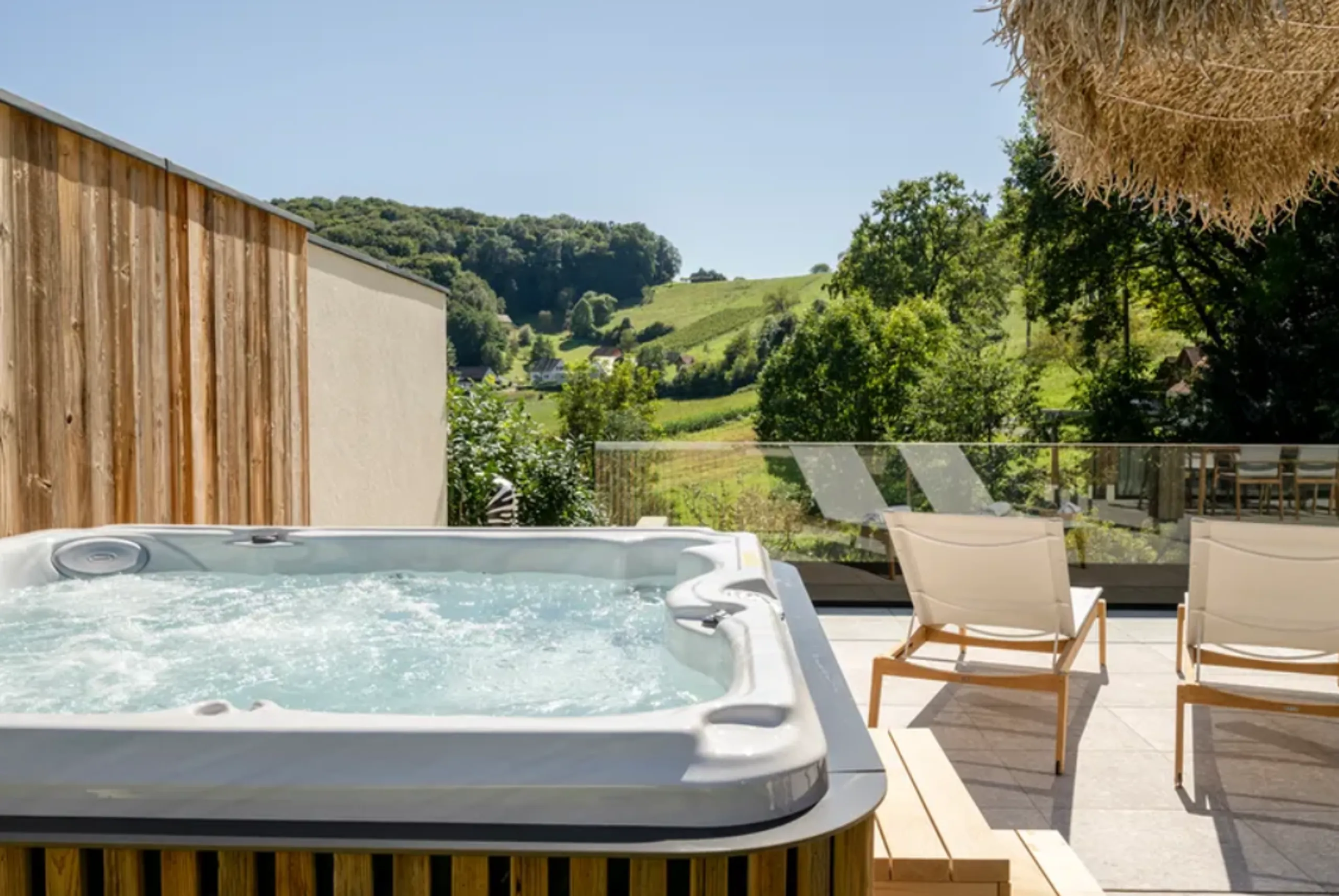 Radiant Modern Villa with Infinity Pool, Jacuzzi and Garden — photograph 5