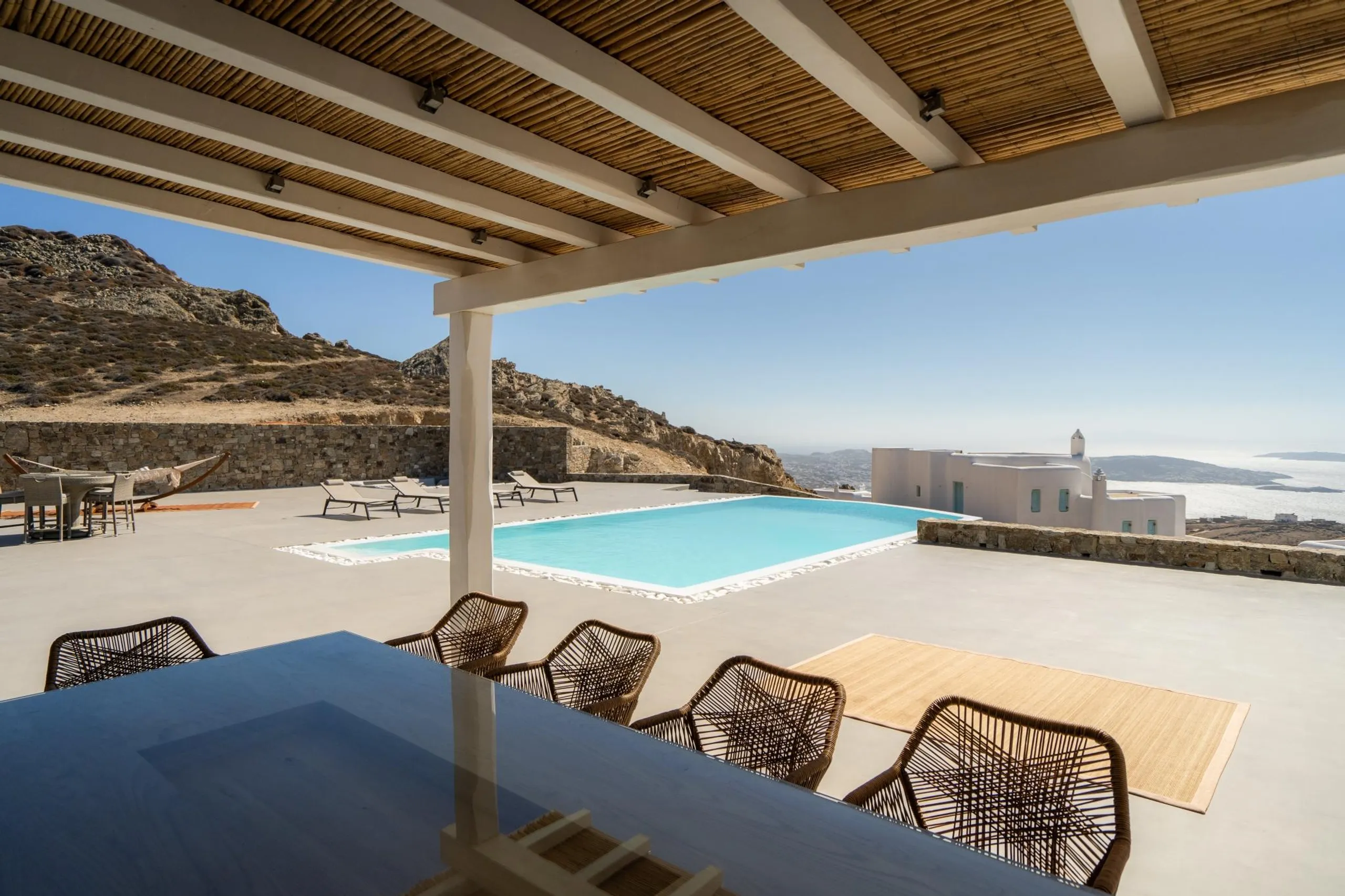 Exquisite Mykonos Estate with Infinity Pool and Ocean Views — photograph 3