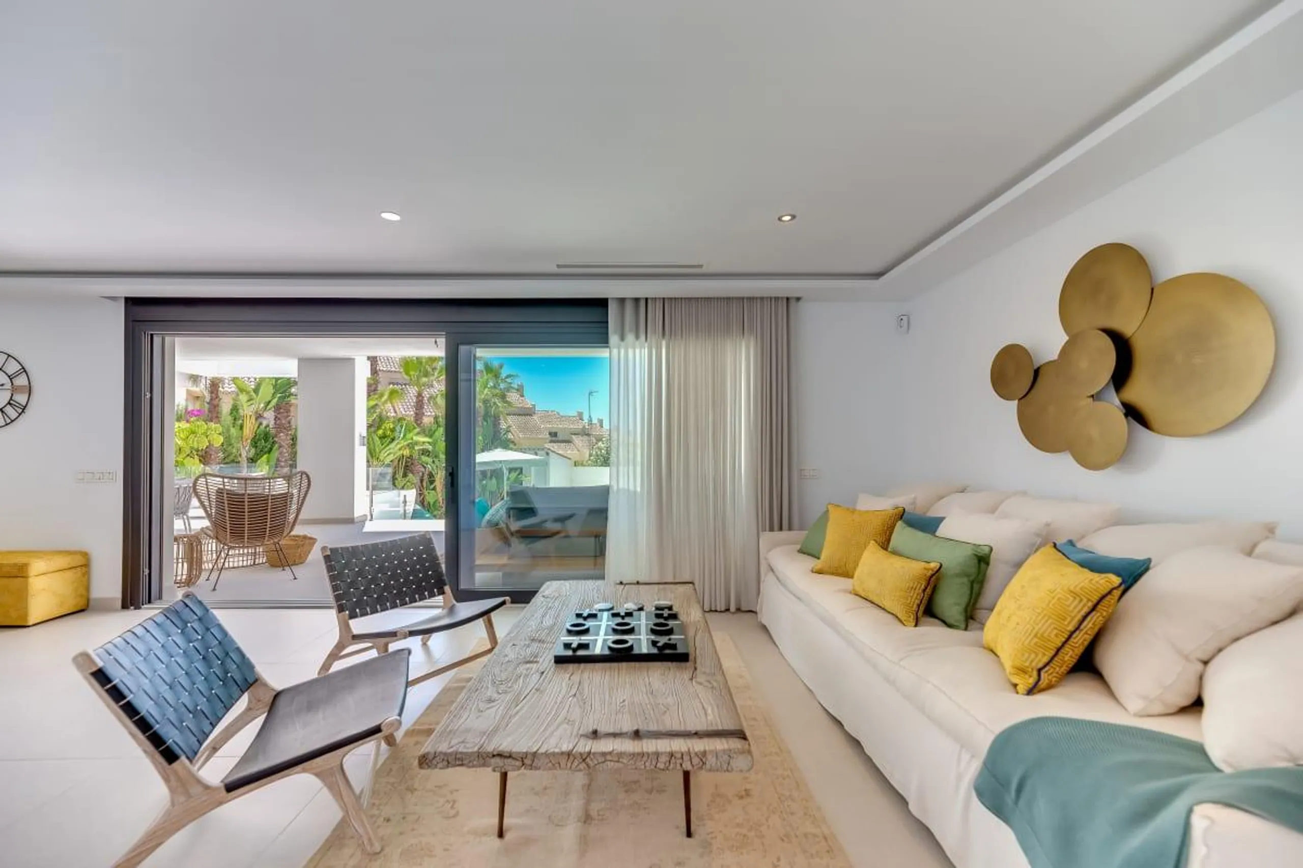 Contemporary Modern Estate with Private Pool and Breathtaking Panoramic Views — photograph 7