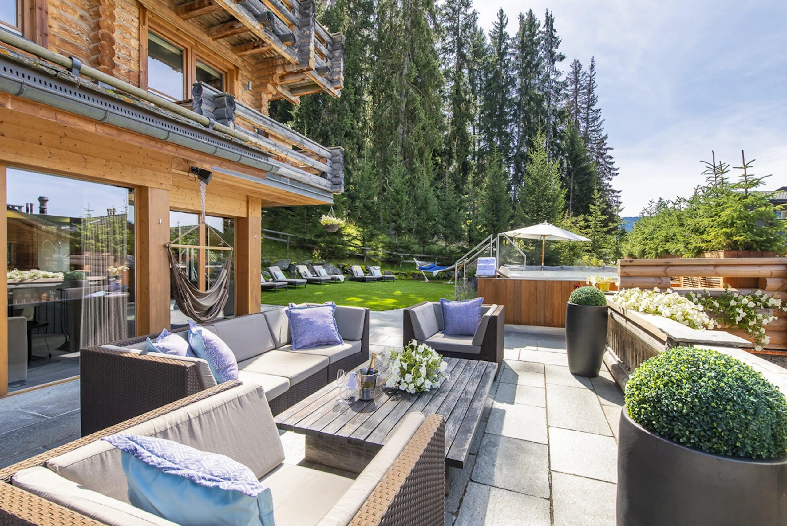 Verbier Mountain Retreat Chalet with Indoor Pool and Gorgeous Mountain Views — photograph 2