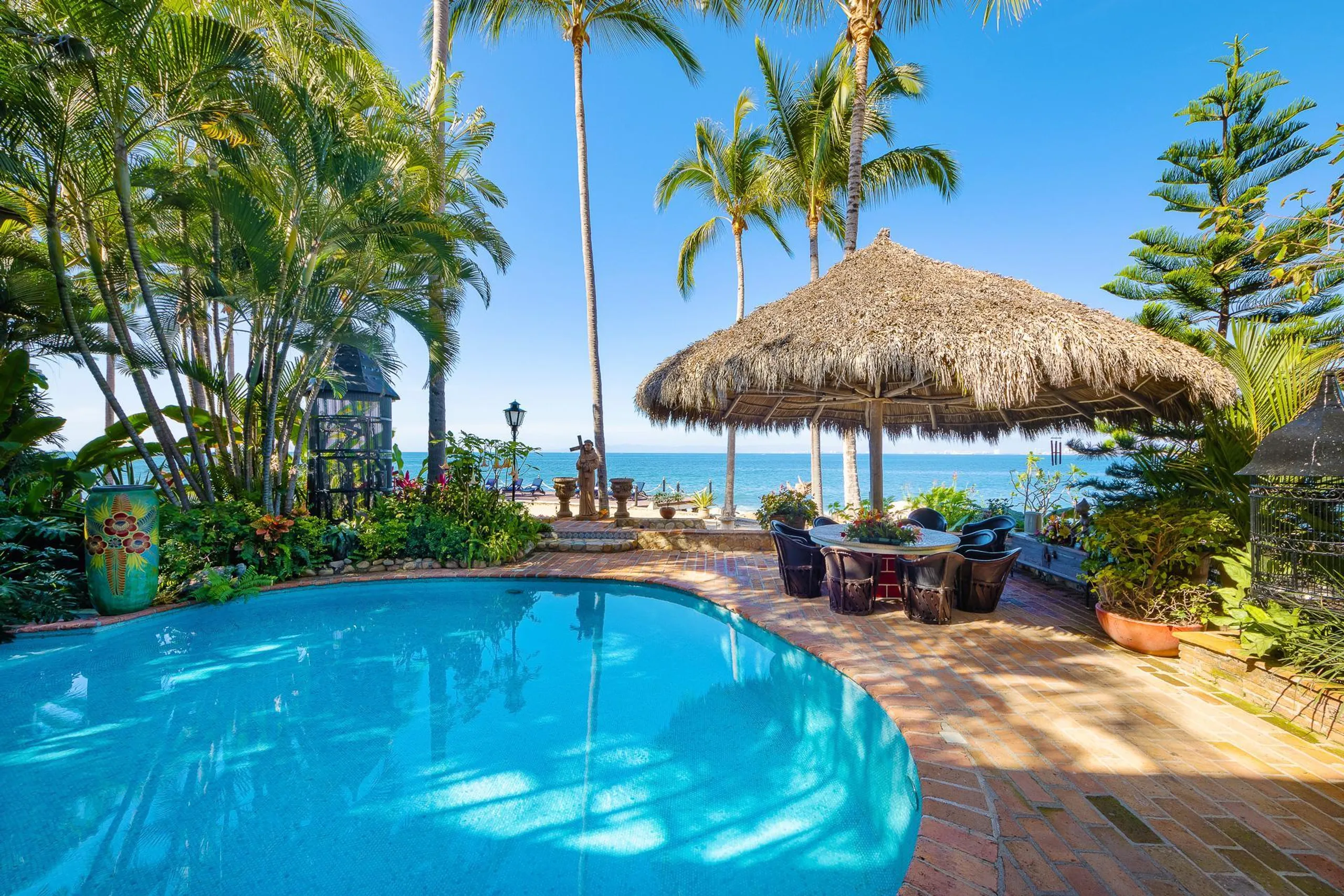 Gorgeous Beachfront Hacienda with Private Pool and Lush Tropic Grounds — photograph 2