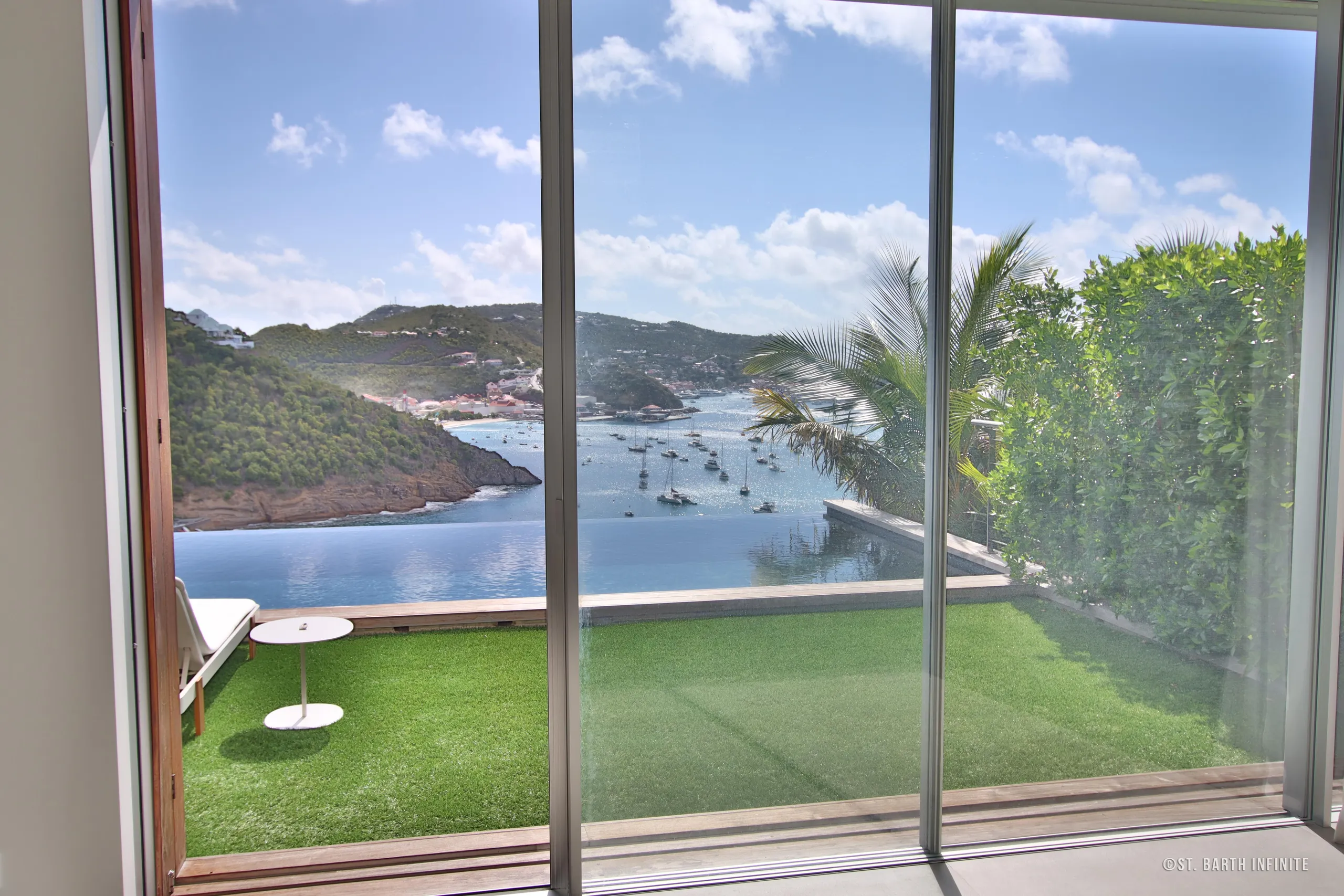 Palatial Oceanview Villa with Infinity Pool — photograph 9