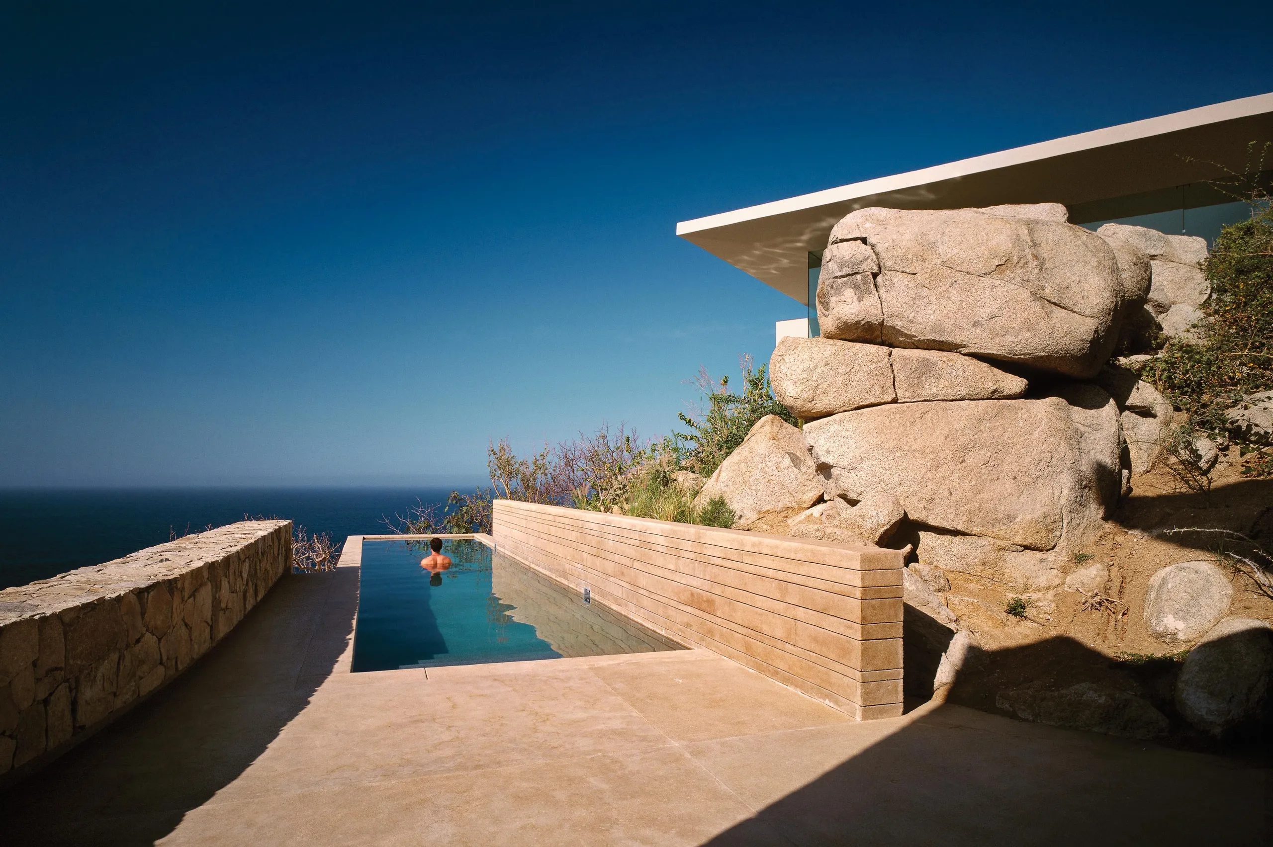 Captivating Cabo San Lucas Villa with Invigorating Pool and Stunning Ocean Views — photograph 8