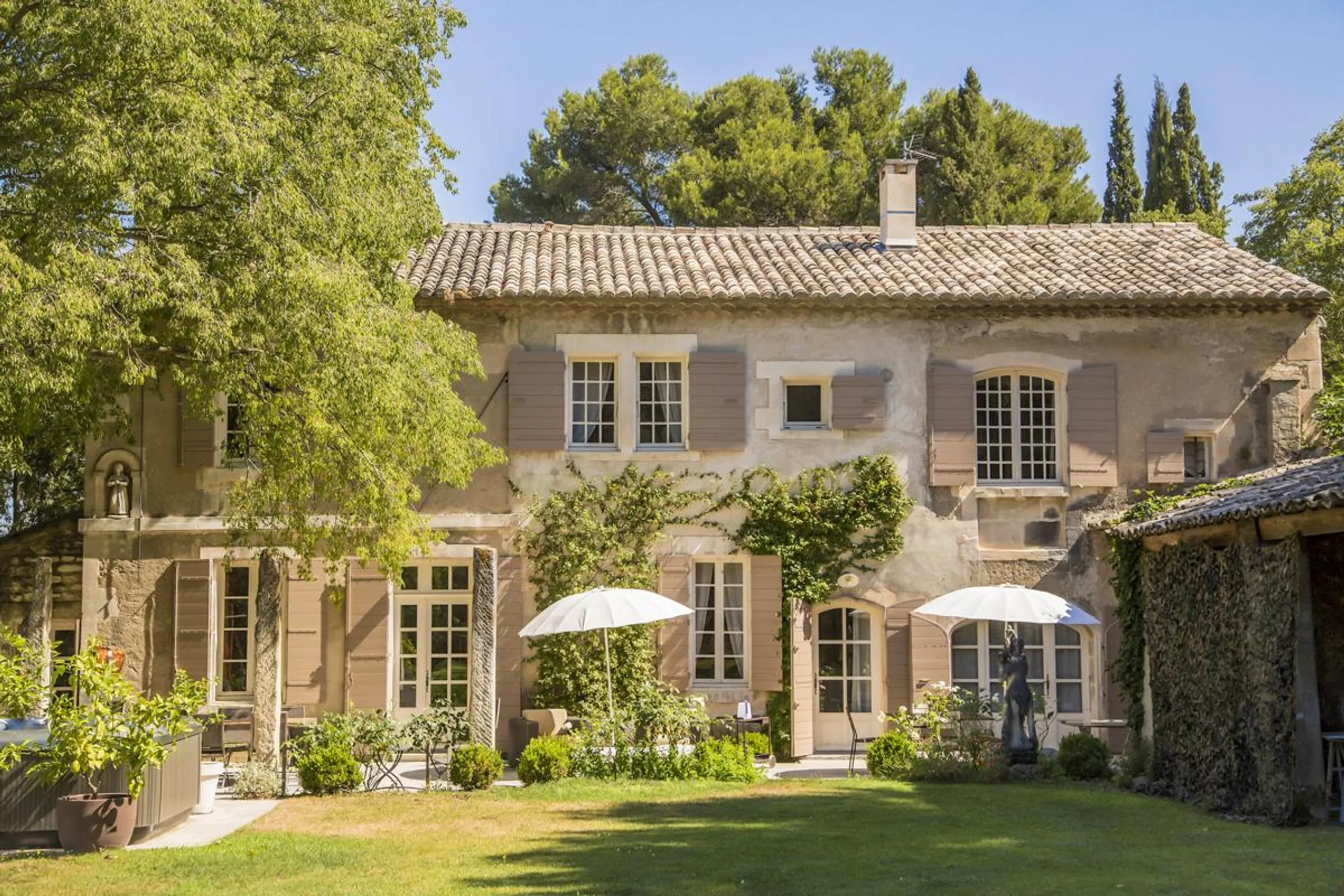 Picturesque Rustic Villa with Heated Pool, Outdoor Jacuzzi, and Stunning Mountain Views — photograph 2