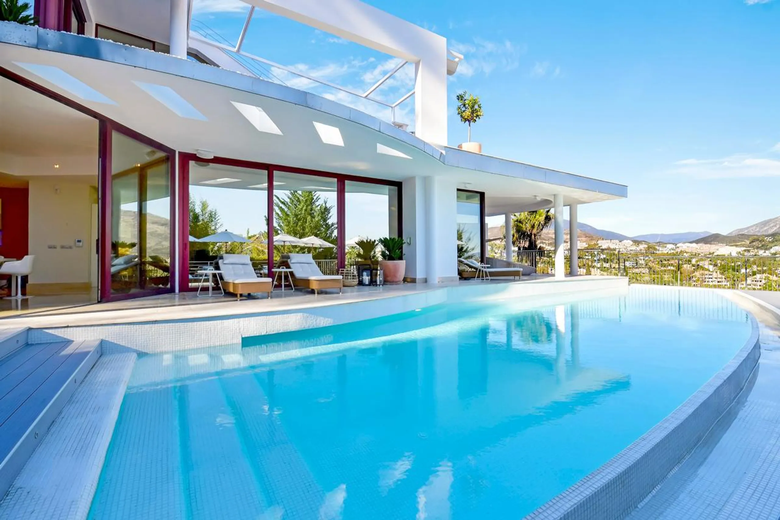 Spacious Nueva Andalucía Villa Infinity Pool, and Mediterranean Sea Views, Marbella