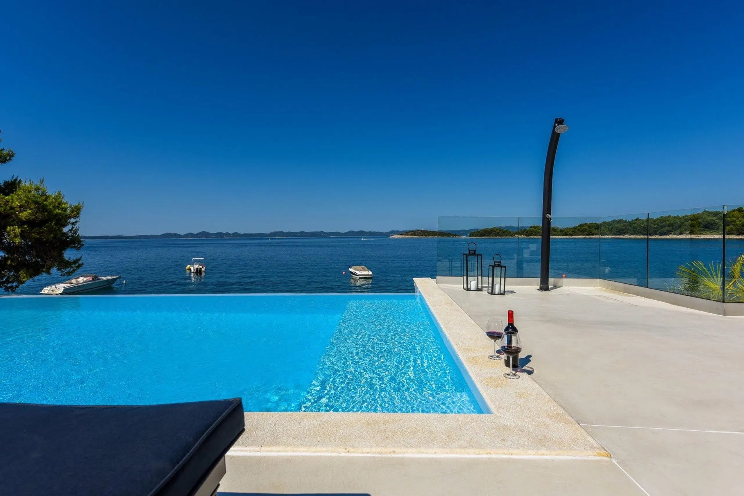 Plush and Inviting 5 Bedroom Villa with Private Infinity Pool and Sea Views — photograph 4