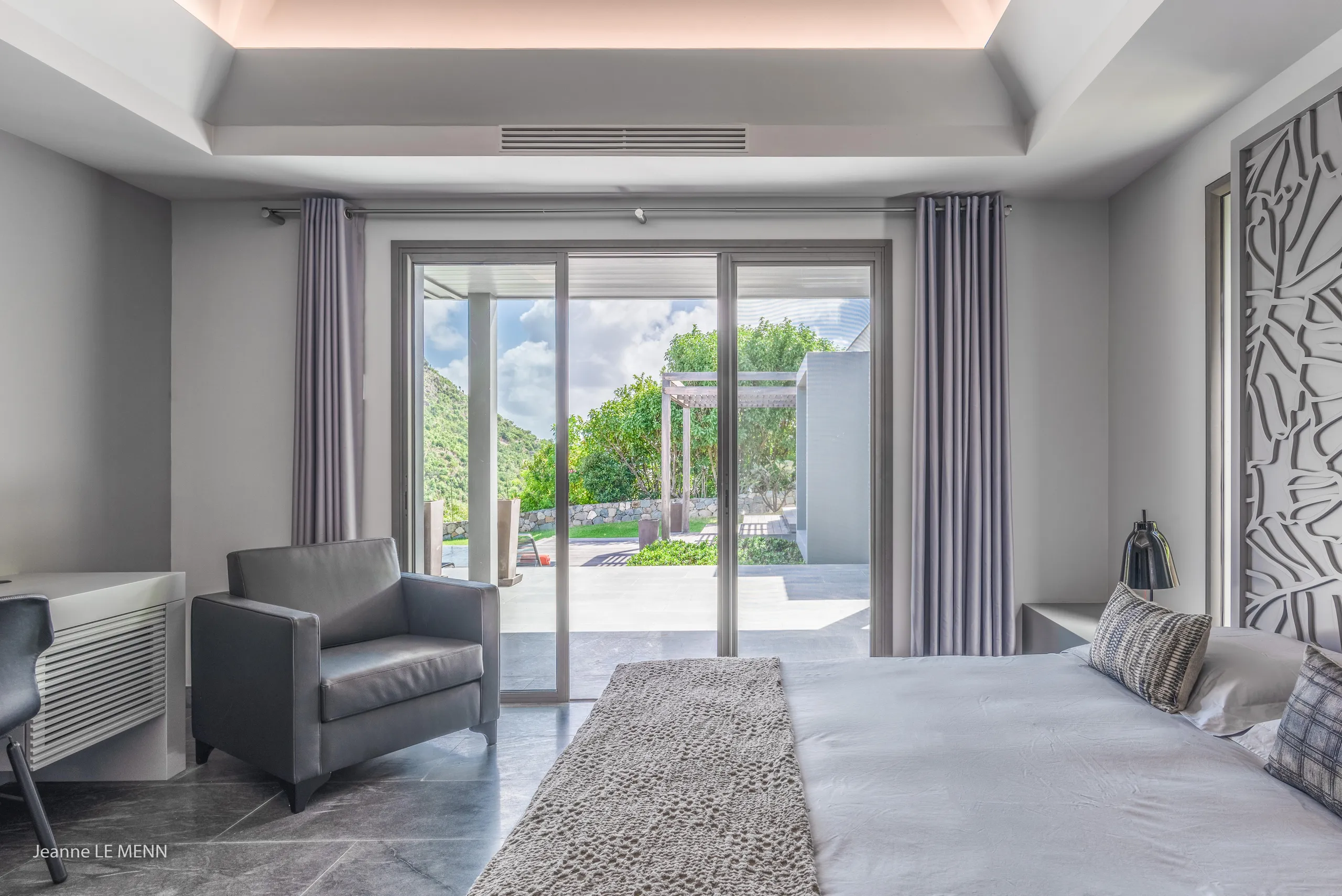 Majestic Vitet Villa with Infinity Pool and Lovely Ocean Views — photograph 11