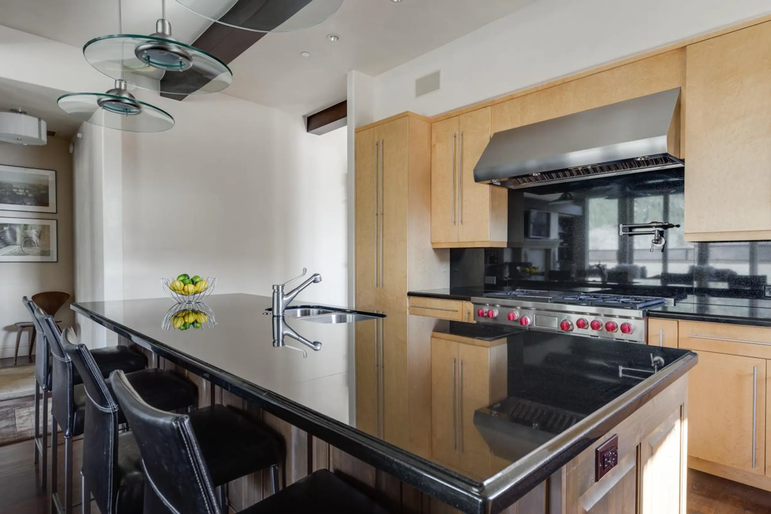 Contemporary Ketchum Condo with Fireplace and Mountain Views — photograph 11