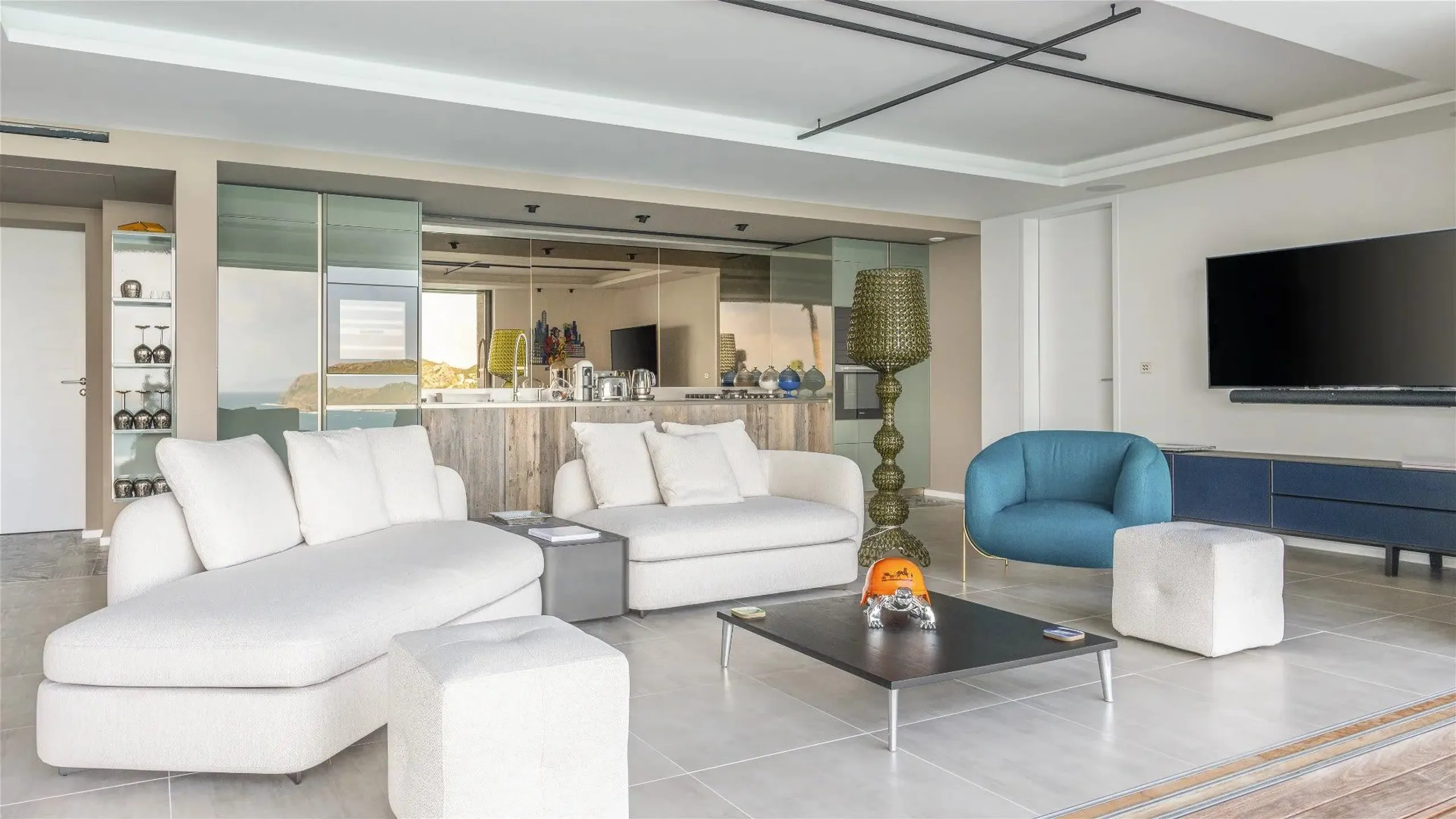 Stunning Oceanfront Villa with Panoramic View — photograph 8
