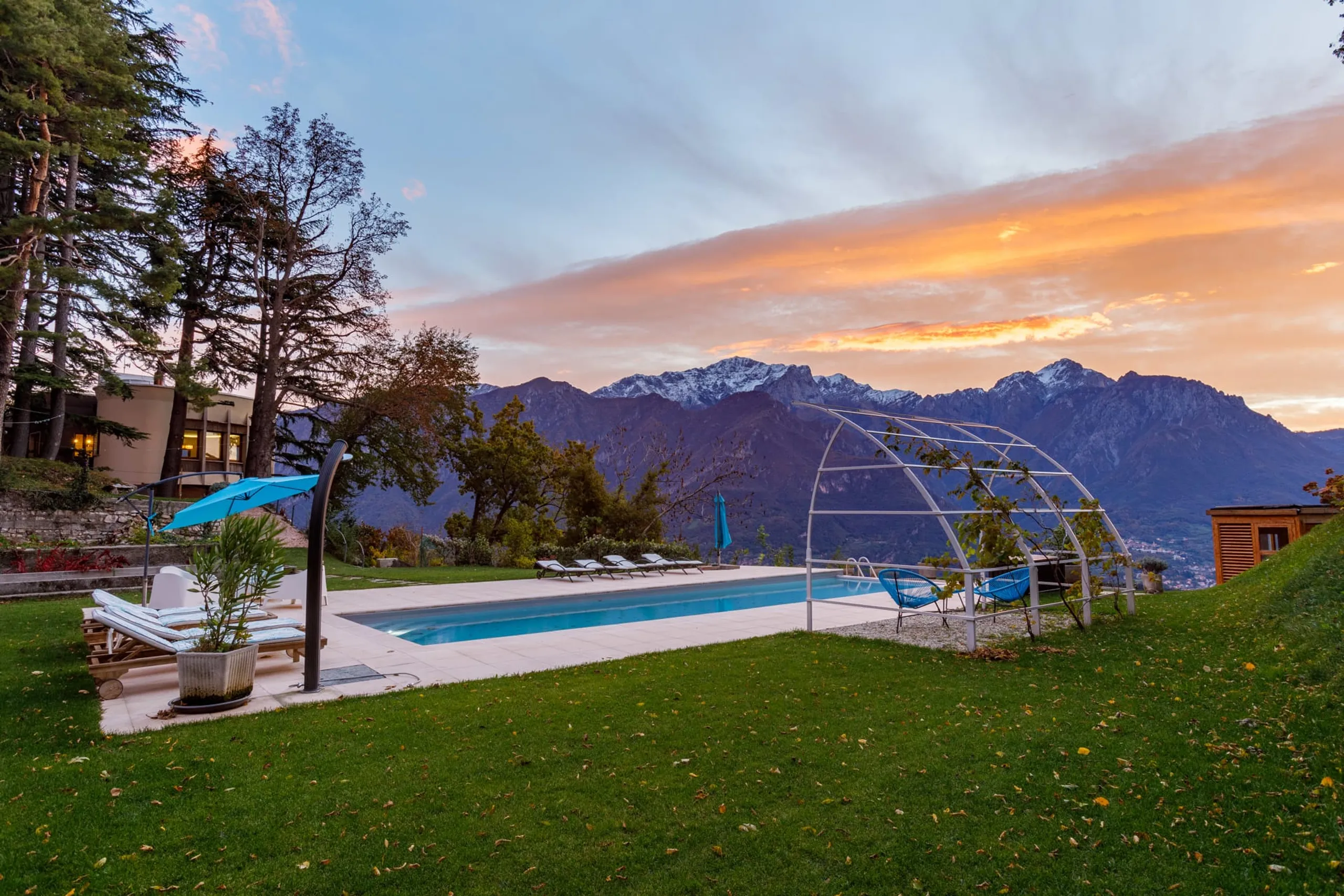 Captivating 6 BR Mid-Century Villa with Panoramic VIews — photograph 10