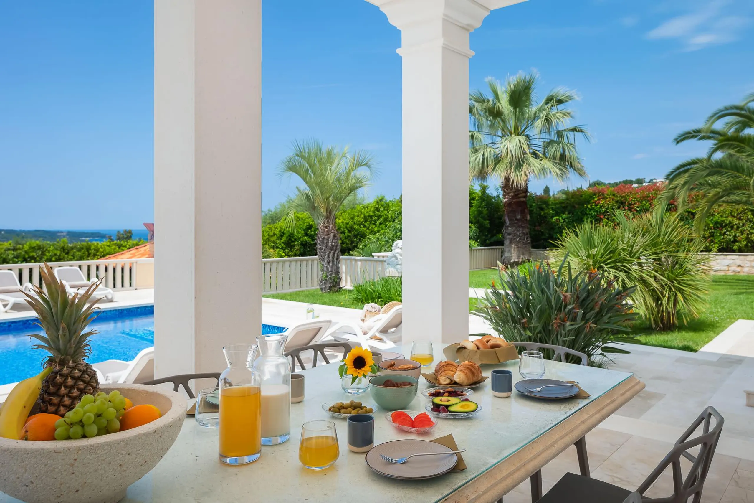 Charming Coastal Villa with Panoramic Views — photograph 2