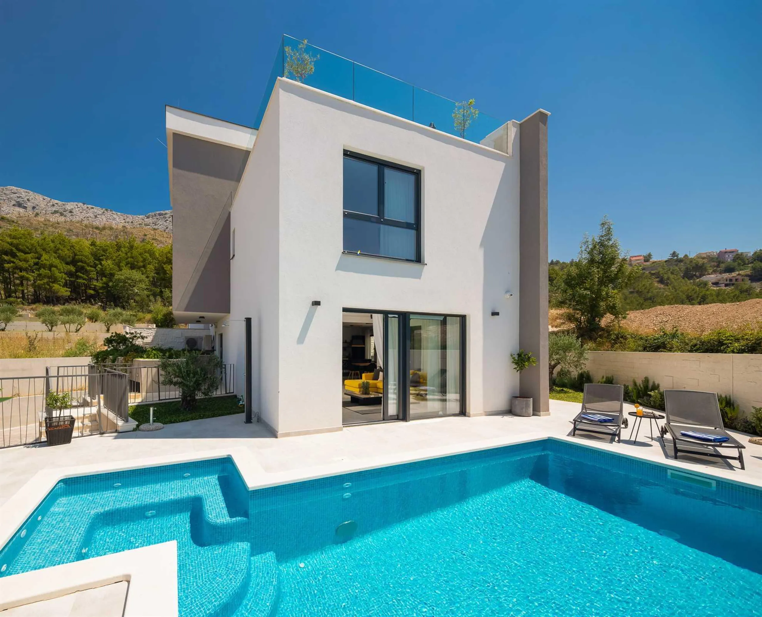 Alluring Contemporary Villa with Private Pool and Modern Kitchen — photograph 2